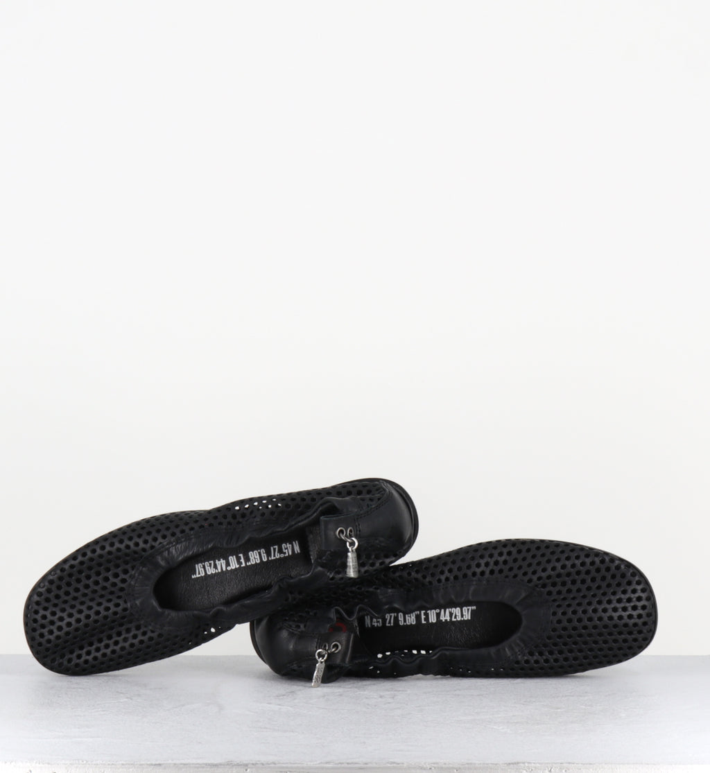 Ballerines en cuir noir perforé - C30103 NERO