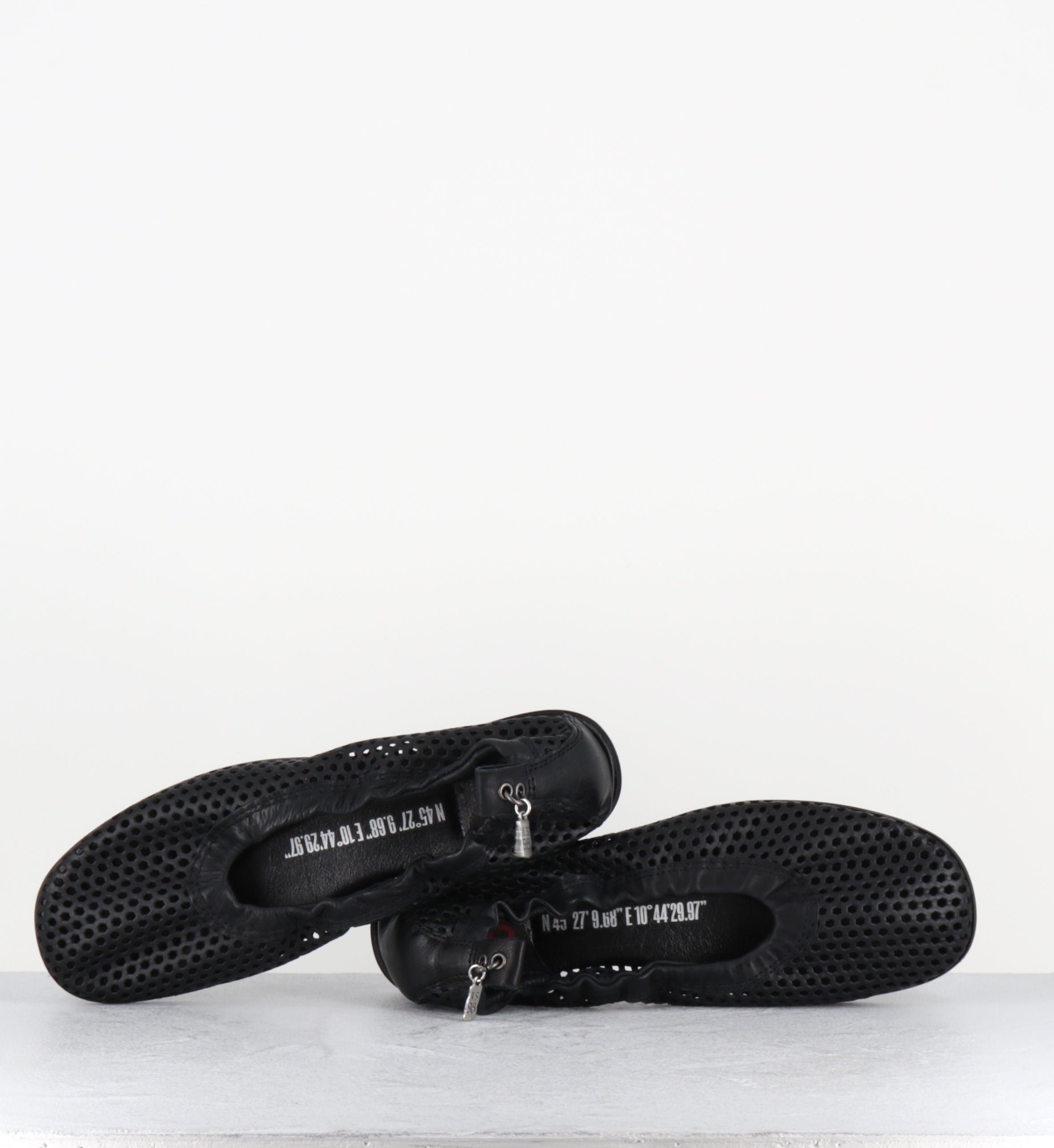 Ballerines en cuir noir perforé - C30103 NERO