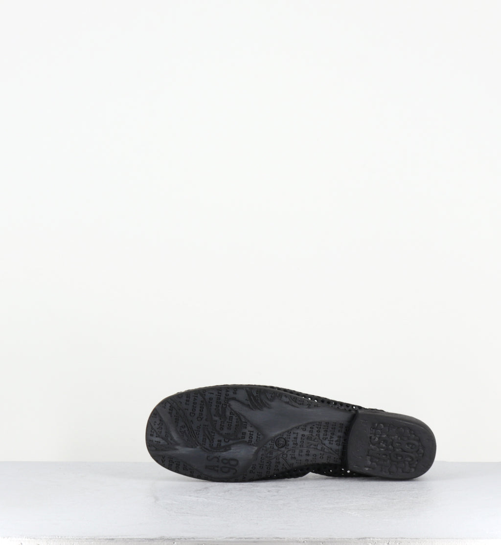 Ballerines en cuir noir perforé - C30103 NERO
