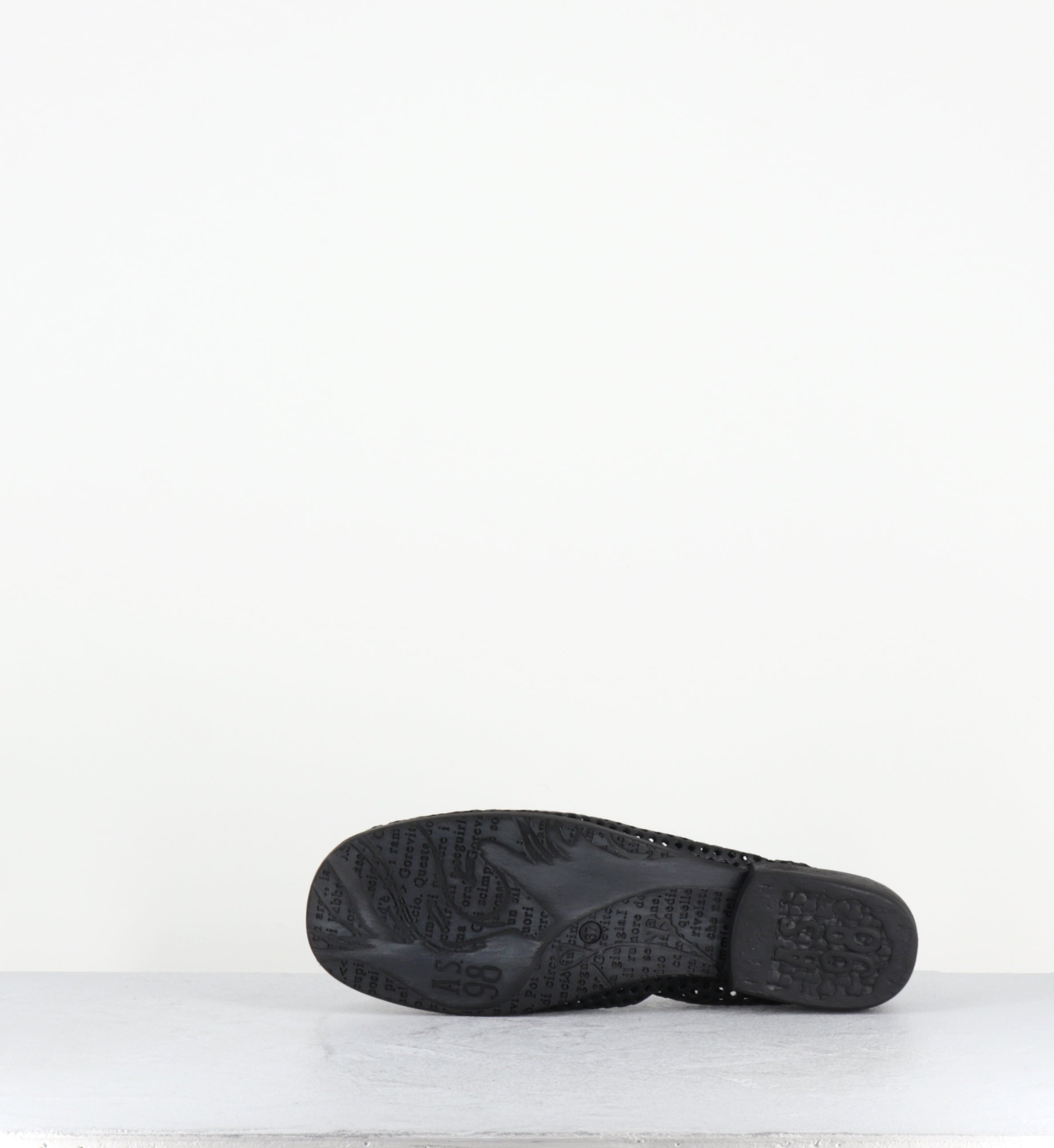 Ballerines en cuir noir perforé - C30103 NERO