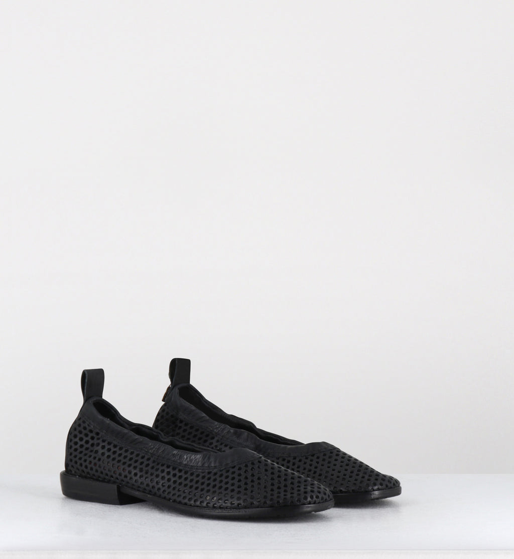 Ballerines en cuir noir perforé - C30103 NERO