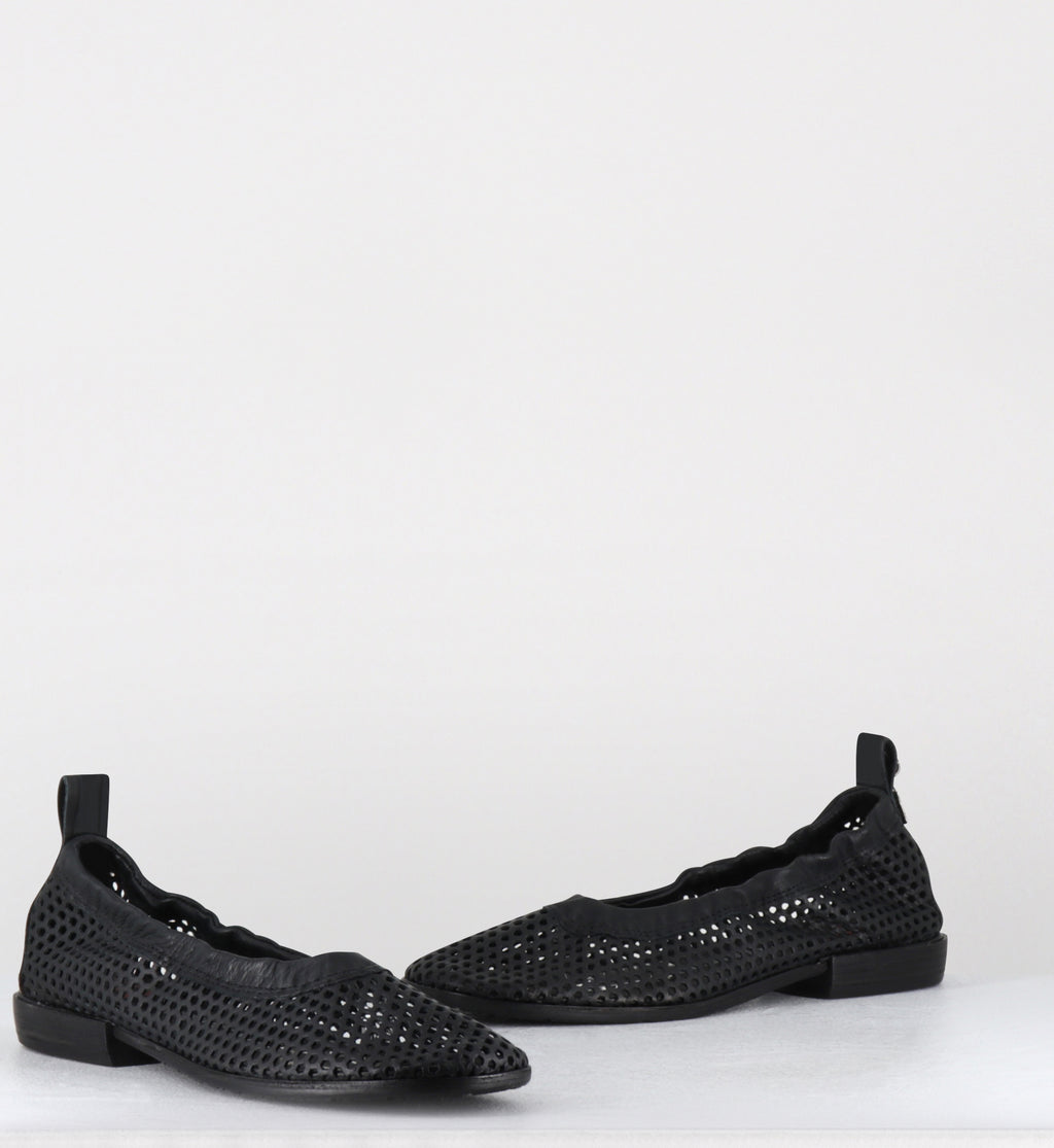 Ballerines en cuir noir perforé - C30103 NERO