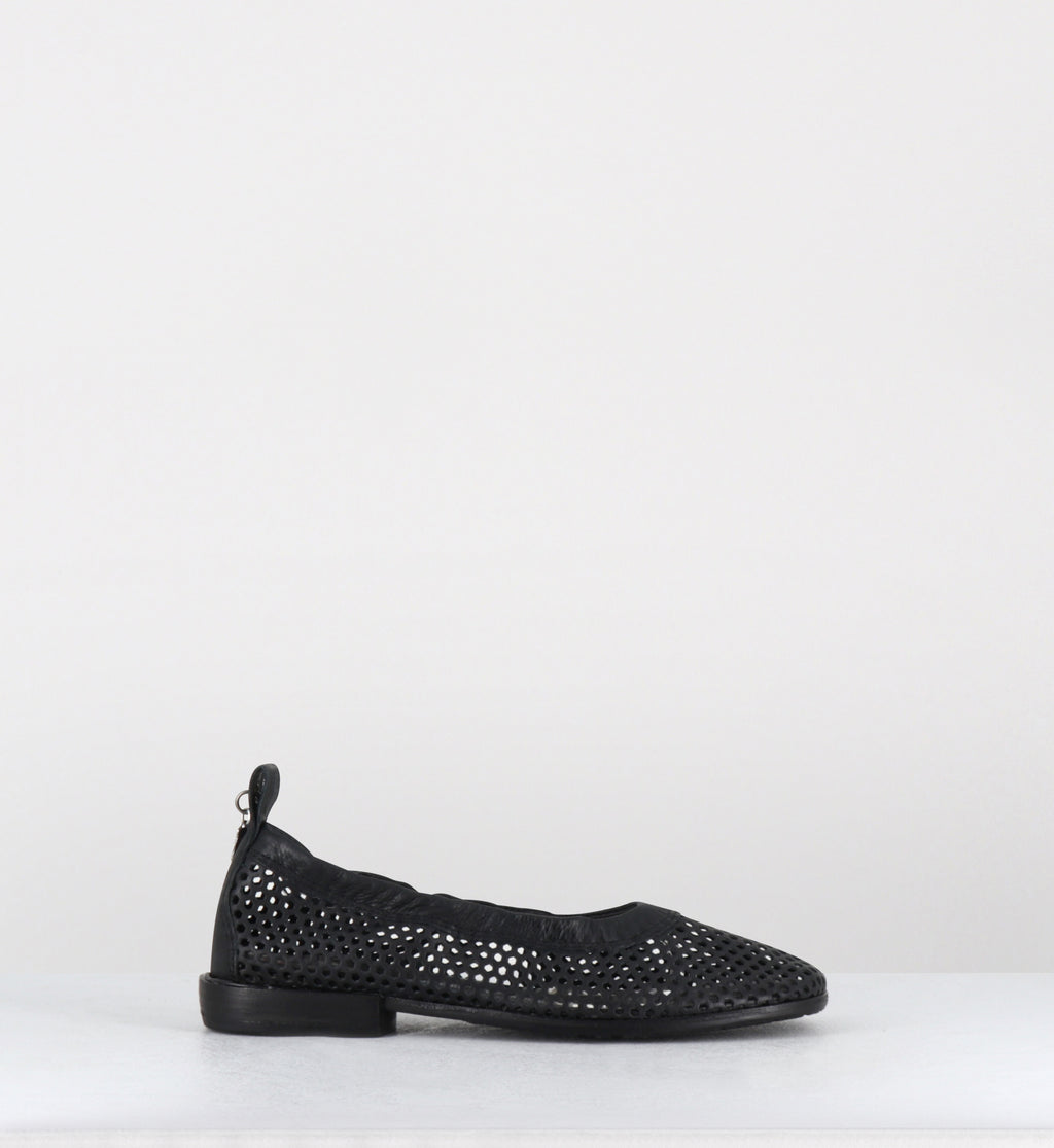 Ballerines en cuir noir perforé - C30103 NERO