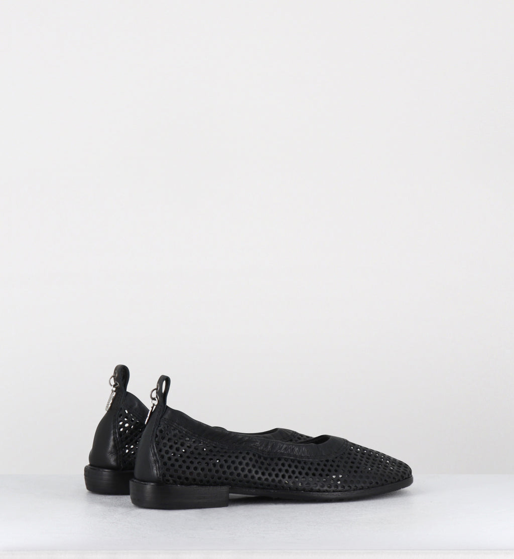 Ballerines en cuir noir perforé - C30103 NERO