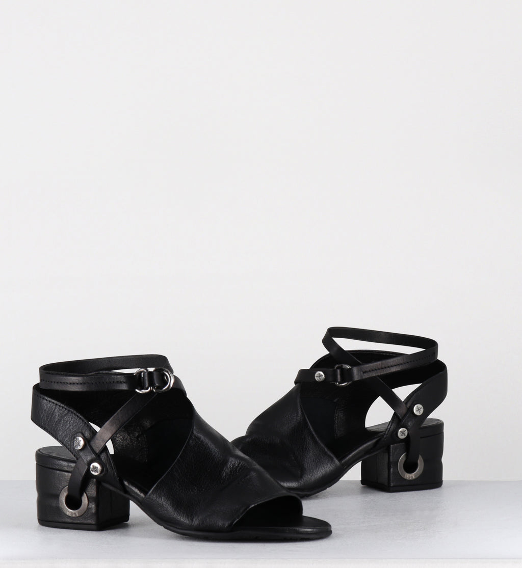 Sandales en cuir noir asymétriques - C34003 NERO NERO