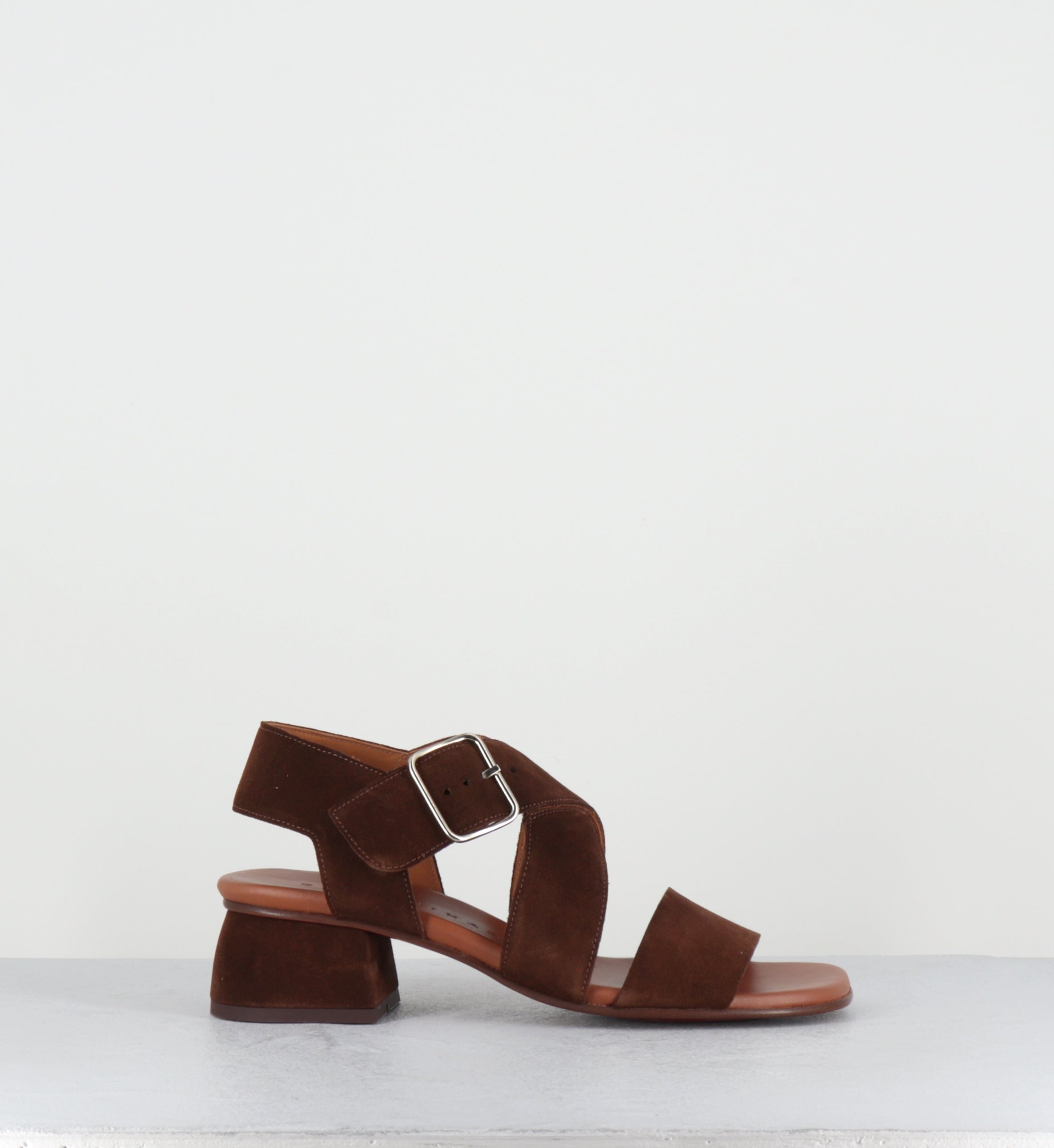 Sandales en daim marron petit talon  - QUI ISRAEL BALTA CASTANO