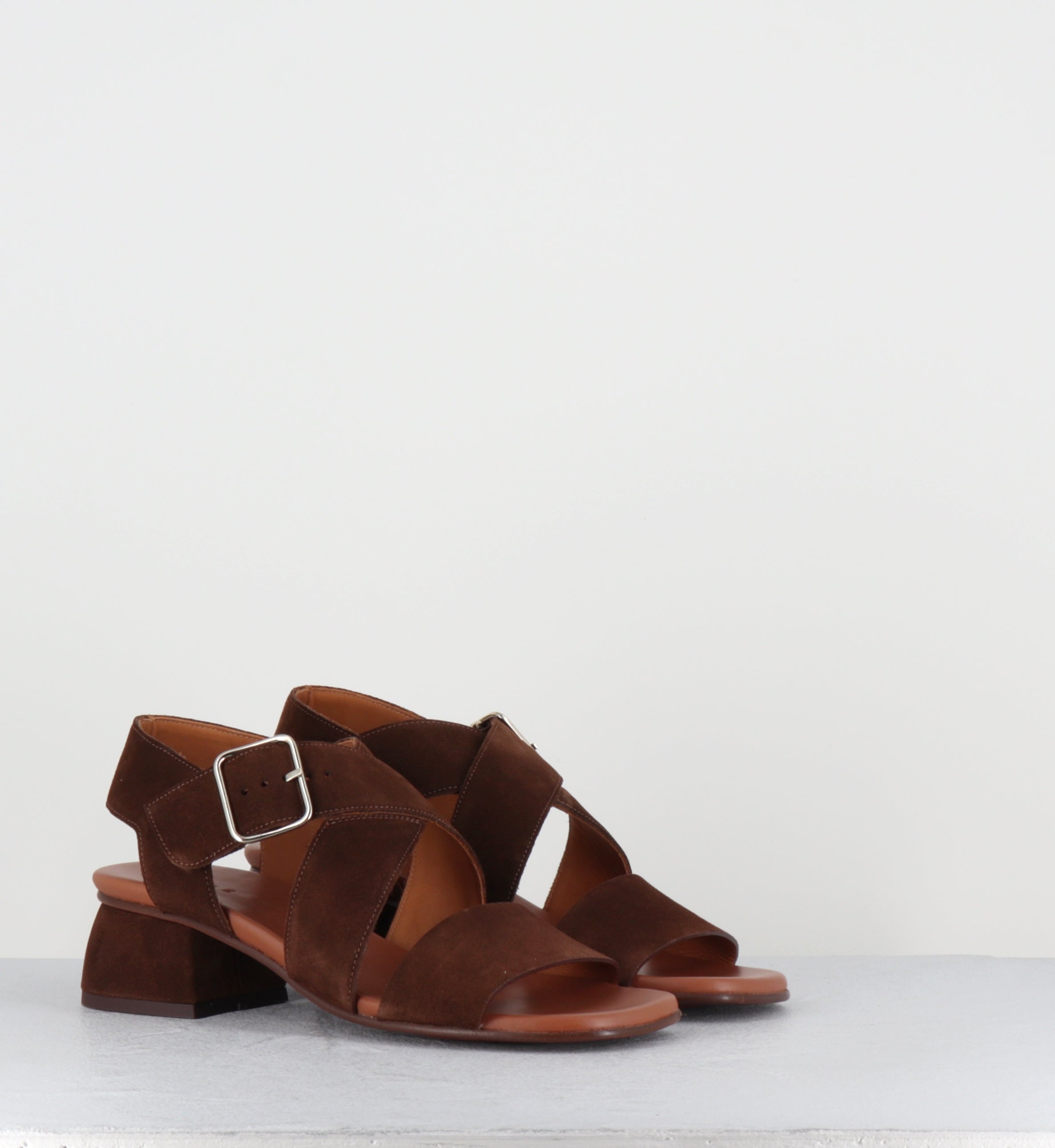 Sandales en daim marron petit talon  - QUI ISRAEL BALTA CASTANO