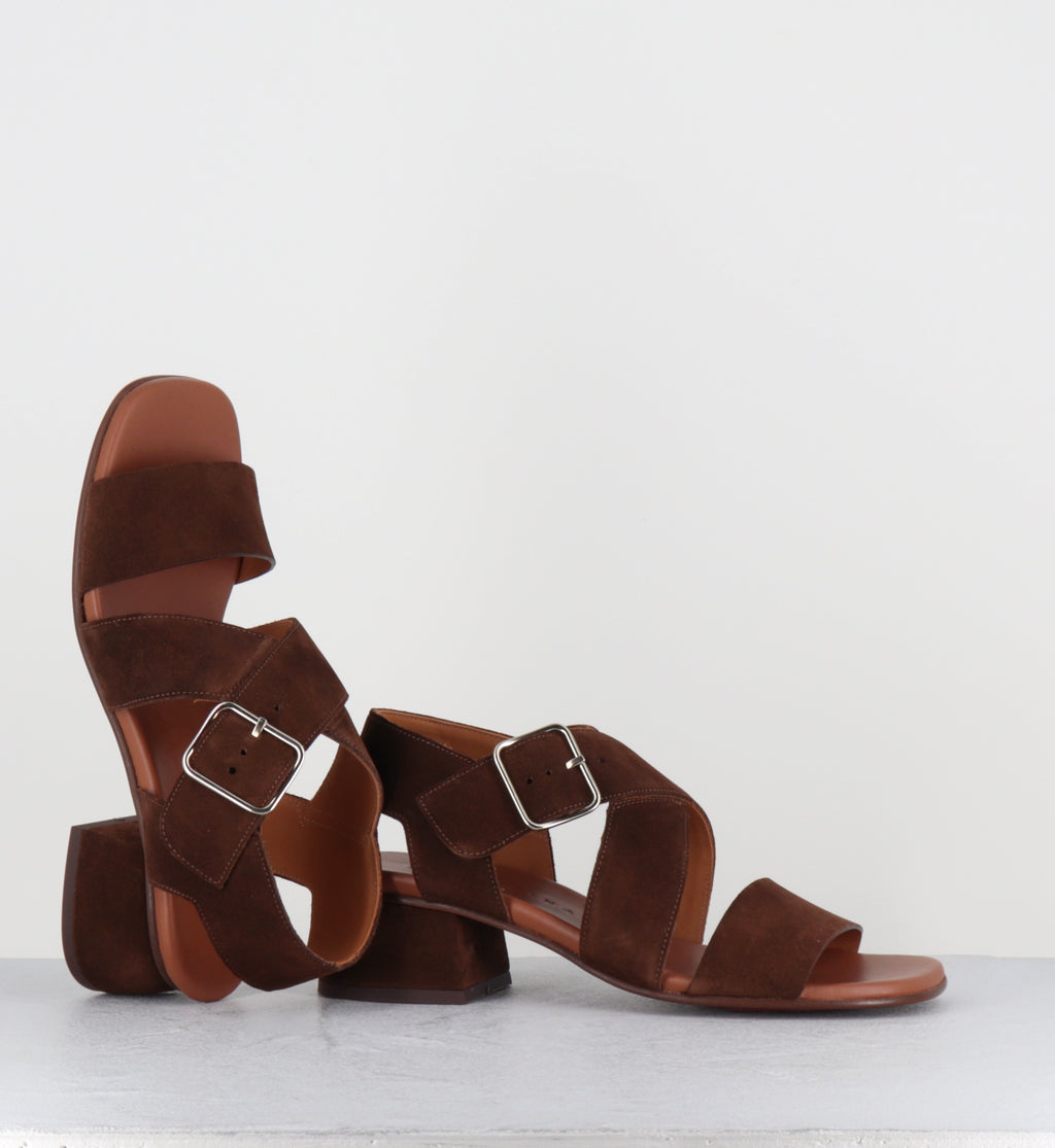 Sandales en daim marron petit talon  - QUI ISRAEL BALTA CASTANO