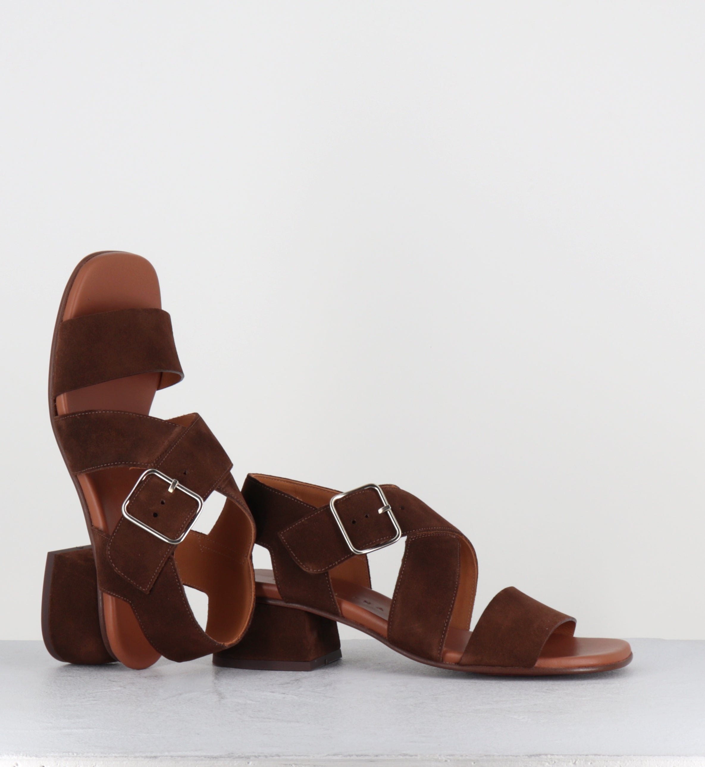 Sandales en daim marron petit talon  - QUI ISRAEL BALTA CASTANO