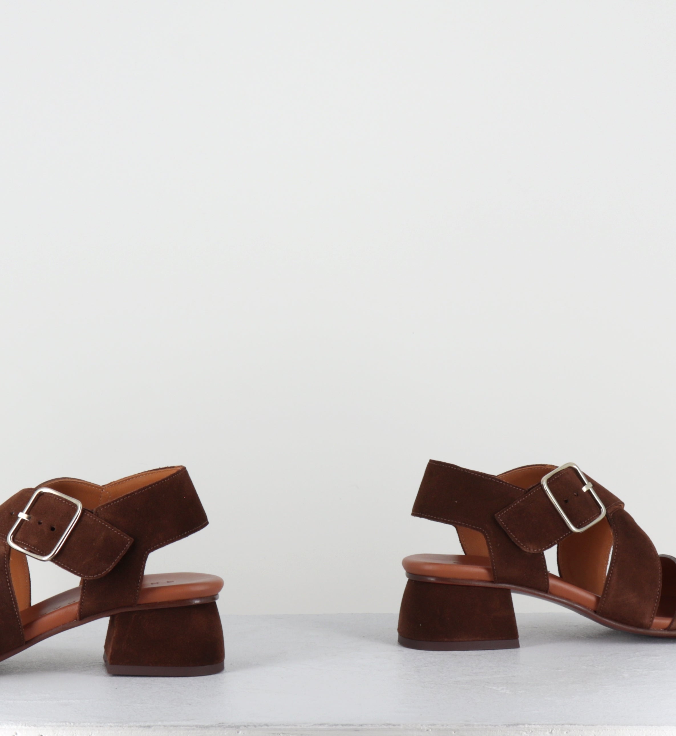 Sandales en daim marron petit talon  - QUI ISRAEL BALTA CASTANO