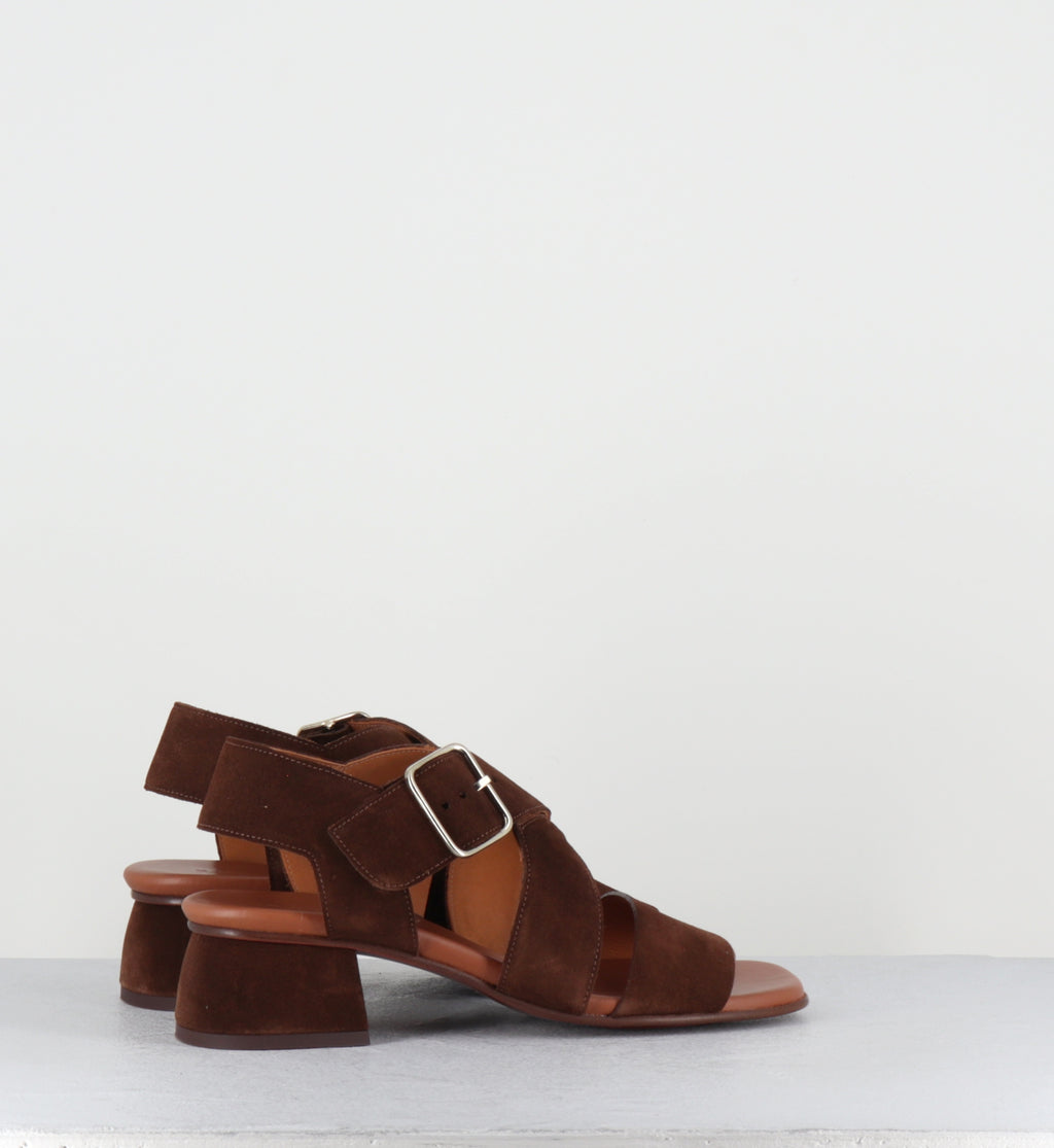 Sandales en daim marron petit talon  - QUI ISRAEL BALTA CASTANO