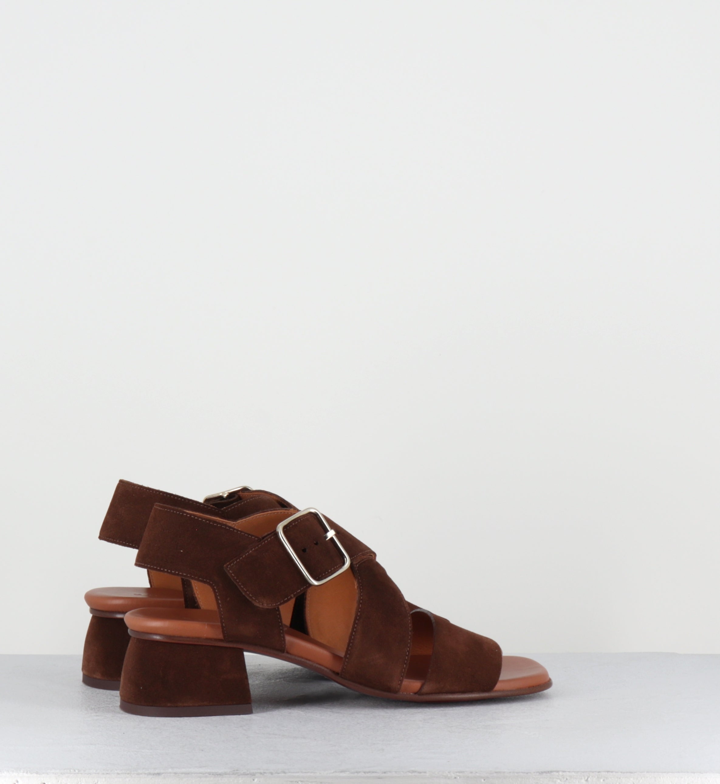 Sandales en daim marron petit talon  - QUI ISRAEL BALTA CASTANO