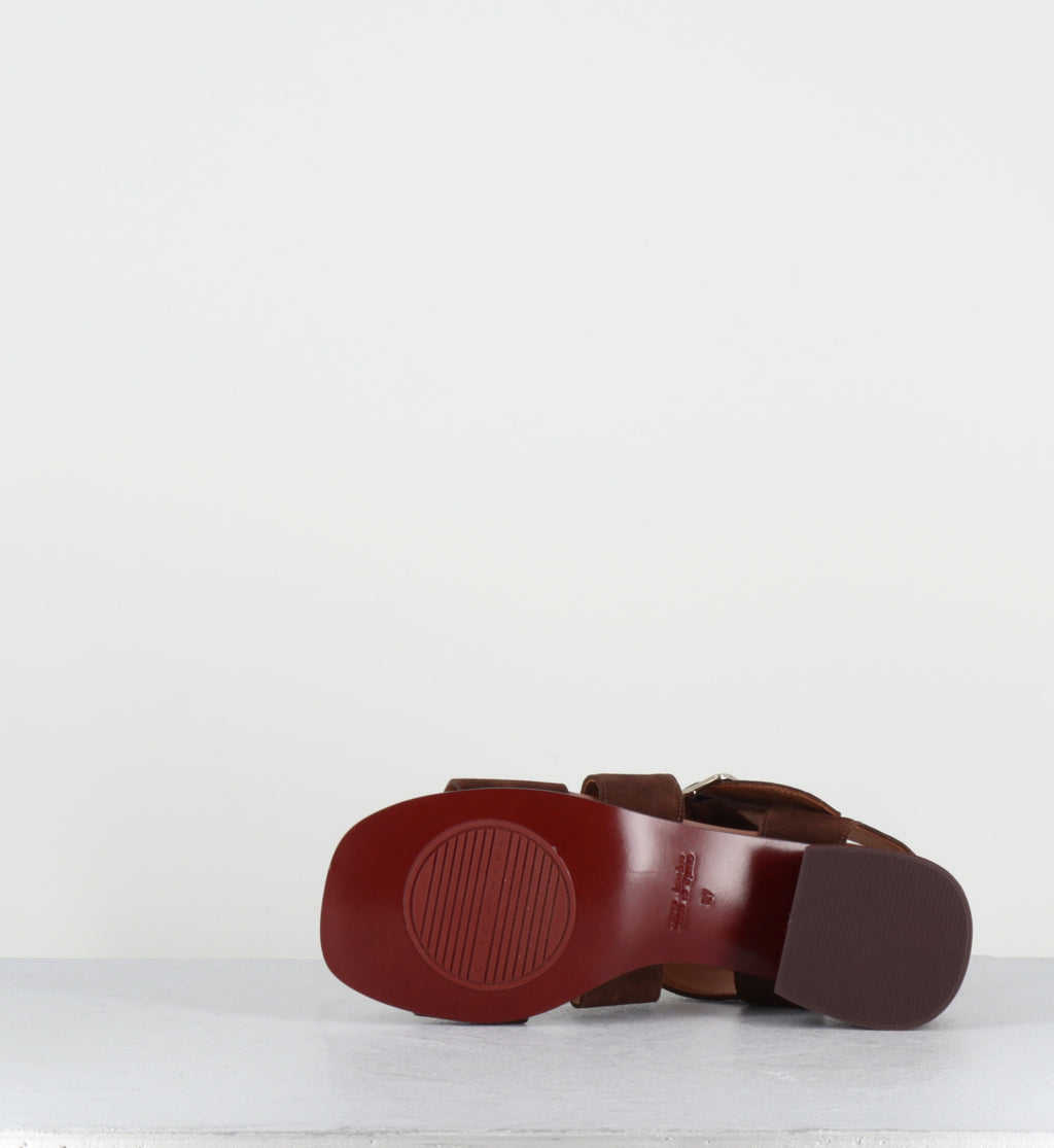 Sandales en daim marron petit talon  - QUI ISRAEL BALTA CASTANO
