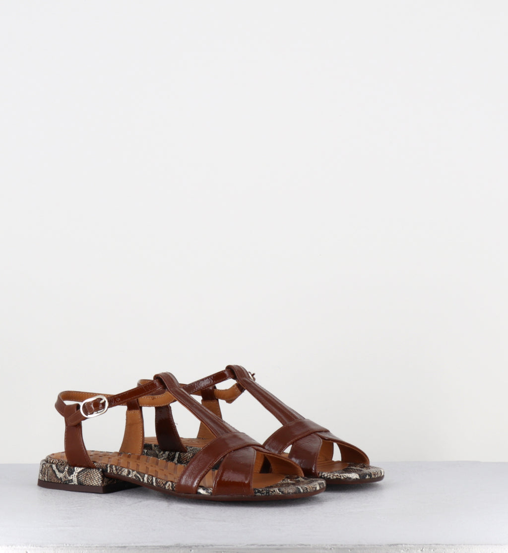Sandales plates en cuir vernis marron et imprimé serpent - TOMEN SUCRE CASTANO
