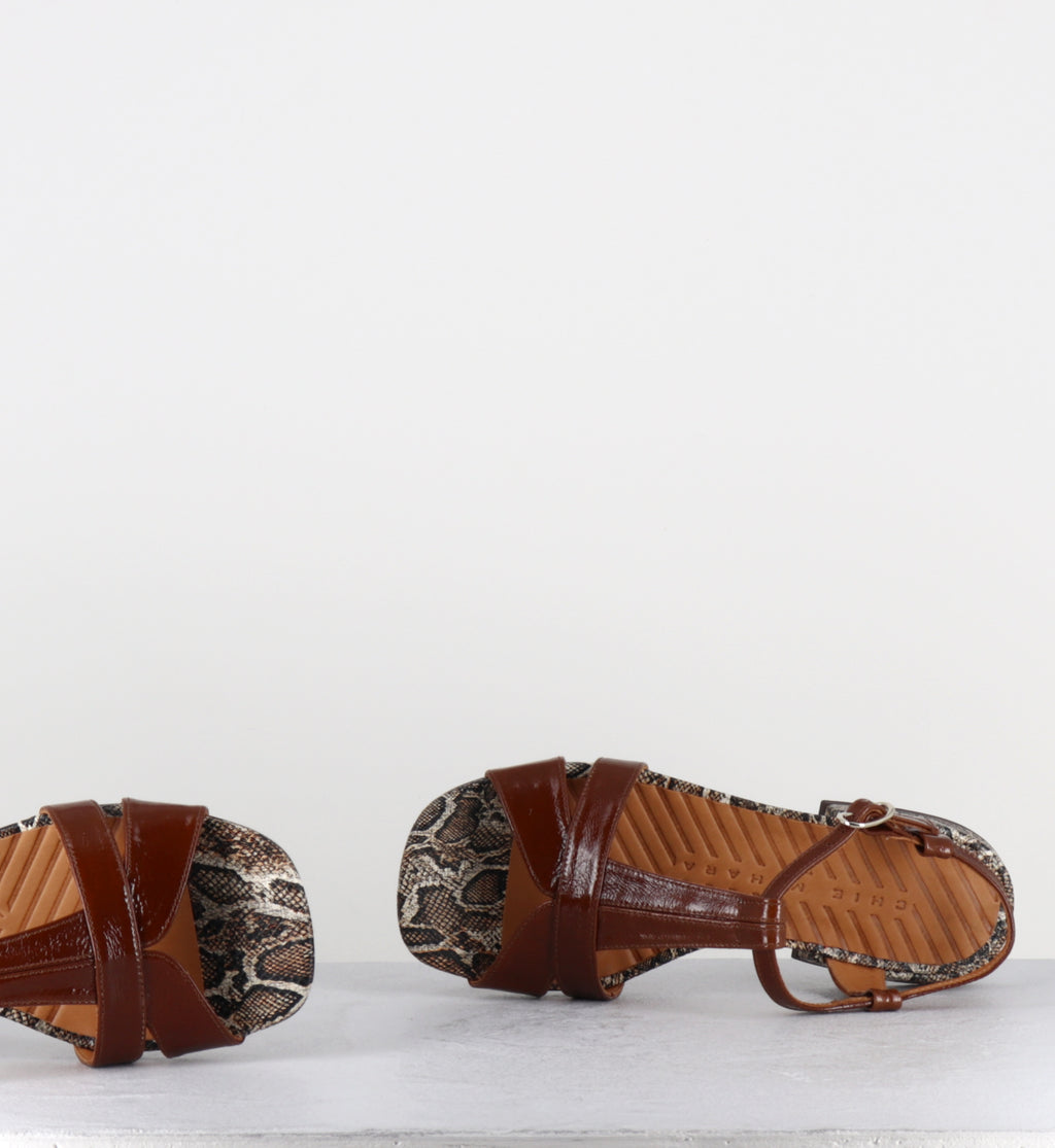 Sandales plates en cuir vernis marron et imprimé serpent - TOMEN SUCRE CASTANO