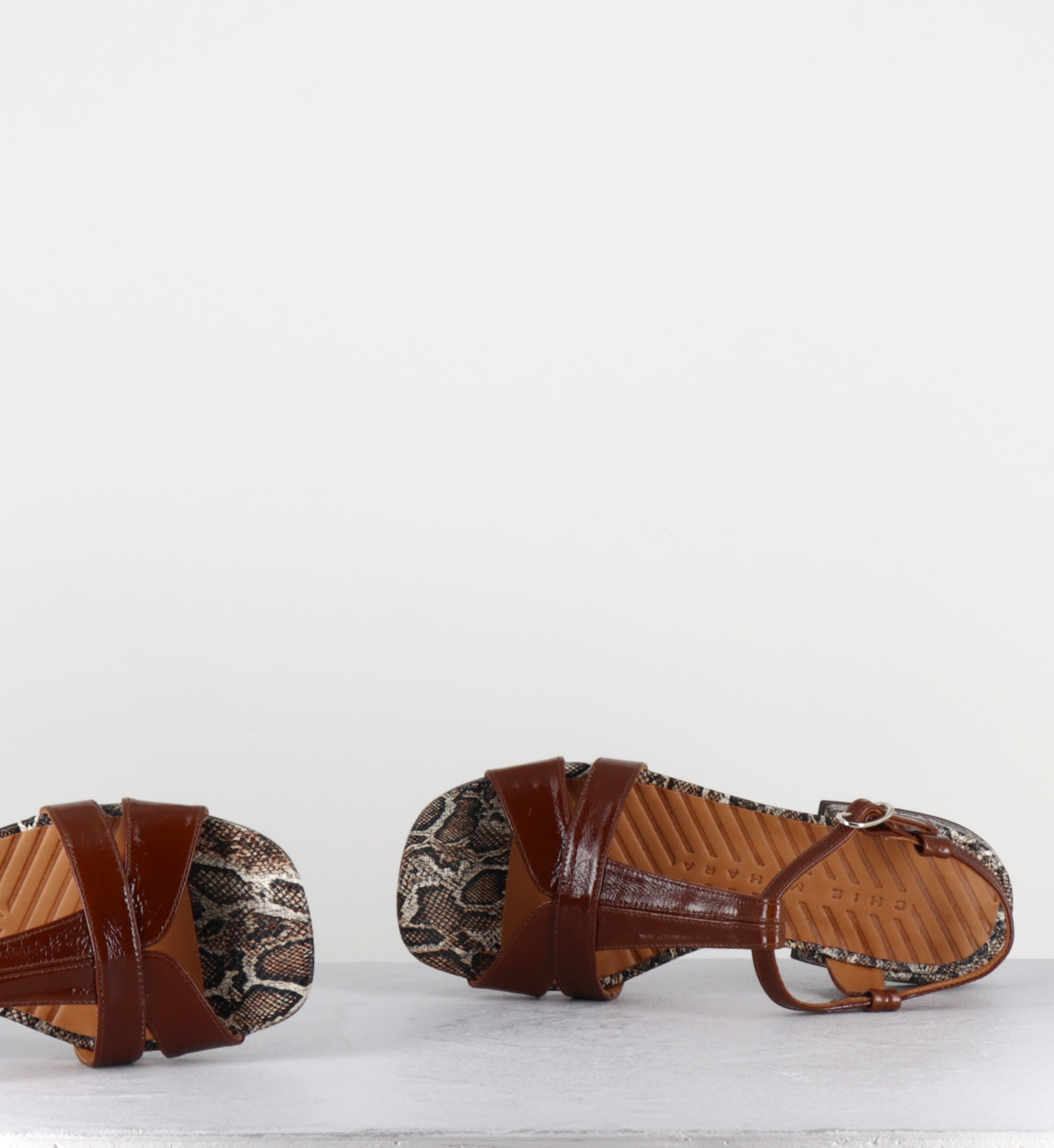 Sandales plates en cuir vernis marron et imprimé serpent - TOMEN SUCRE CASTANO