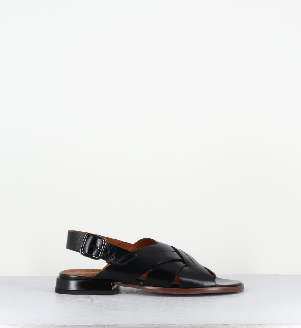 Sandales plates en cuir noir - WATATA MACAO NEGRO