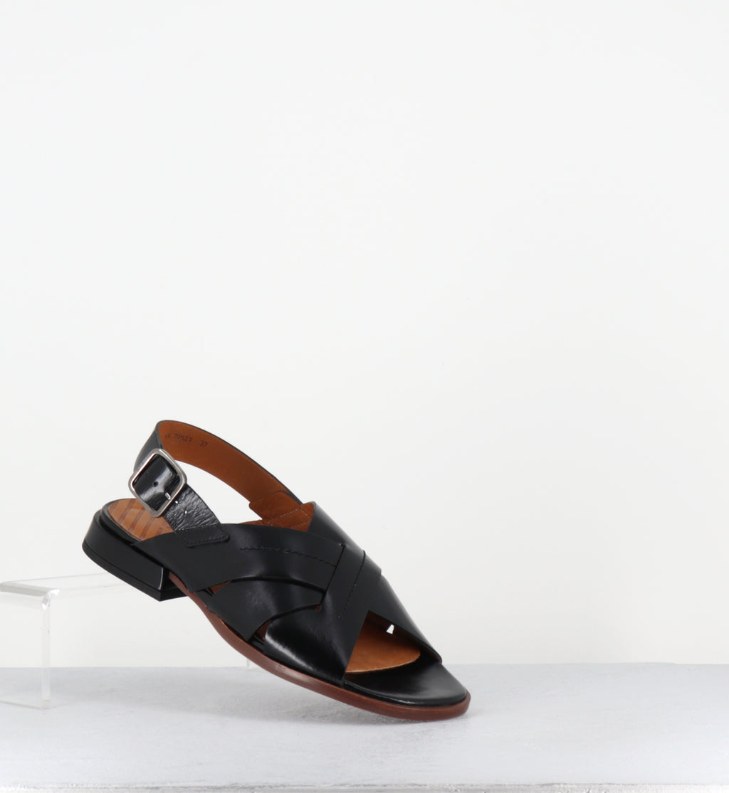Sandales plates en cuir noir - WATATA MACAO NEGRO
