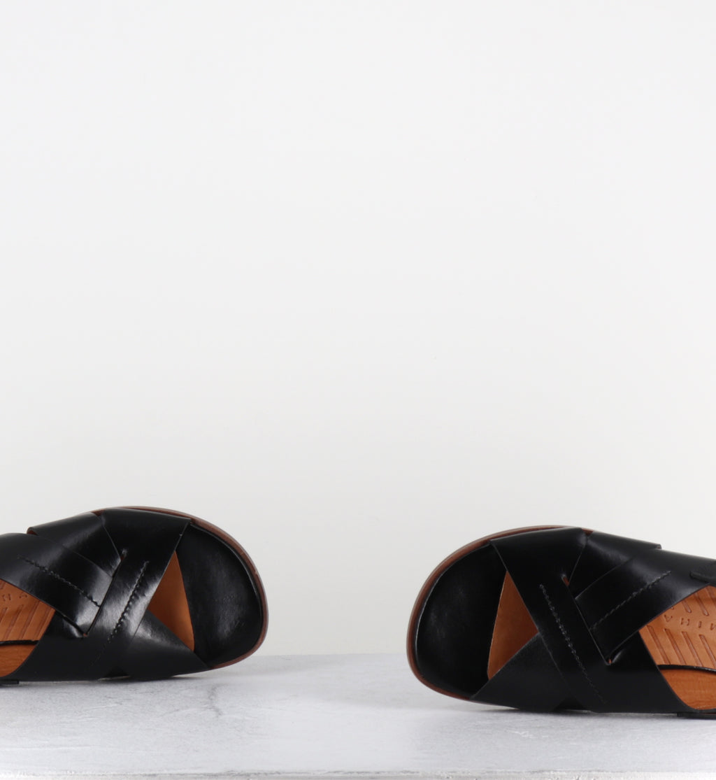 Sandales plates en cuir noir - WATATA MACAO NEGRO