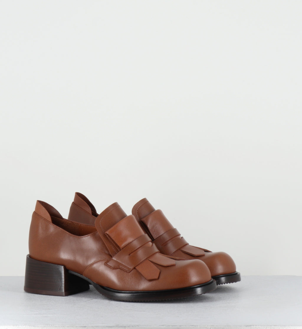 Mocassins à talon en cuir camel - XUDAI TALEU CUERO
