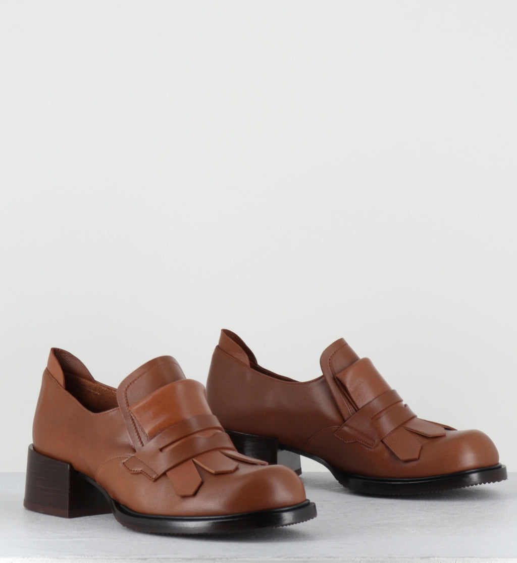 Mocassins à talon en cuir camel - XUDAI TALEU CUERO