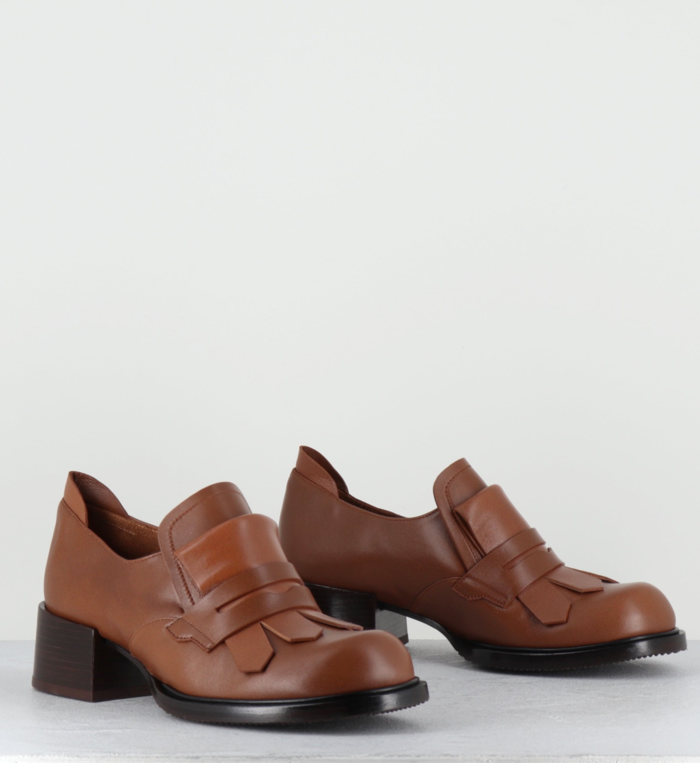 Mocassins à talon en cuir camel - XUDAI TALEU CUERO