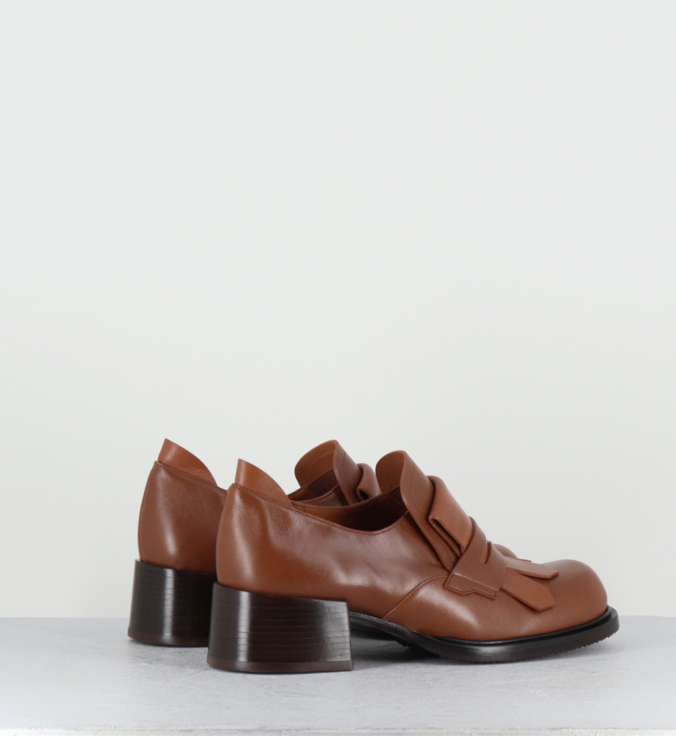 Mocassins à talon en cuir camel - XUDAI TALEU CUERO