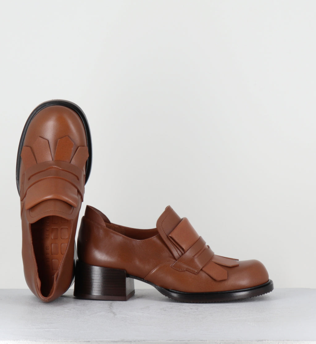 Mocassins à talon en cuir camel - XUDAI TALEU CUERO