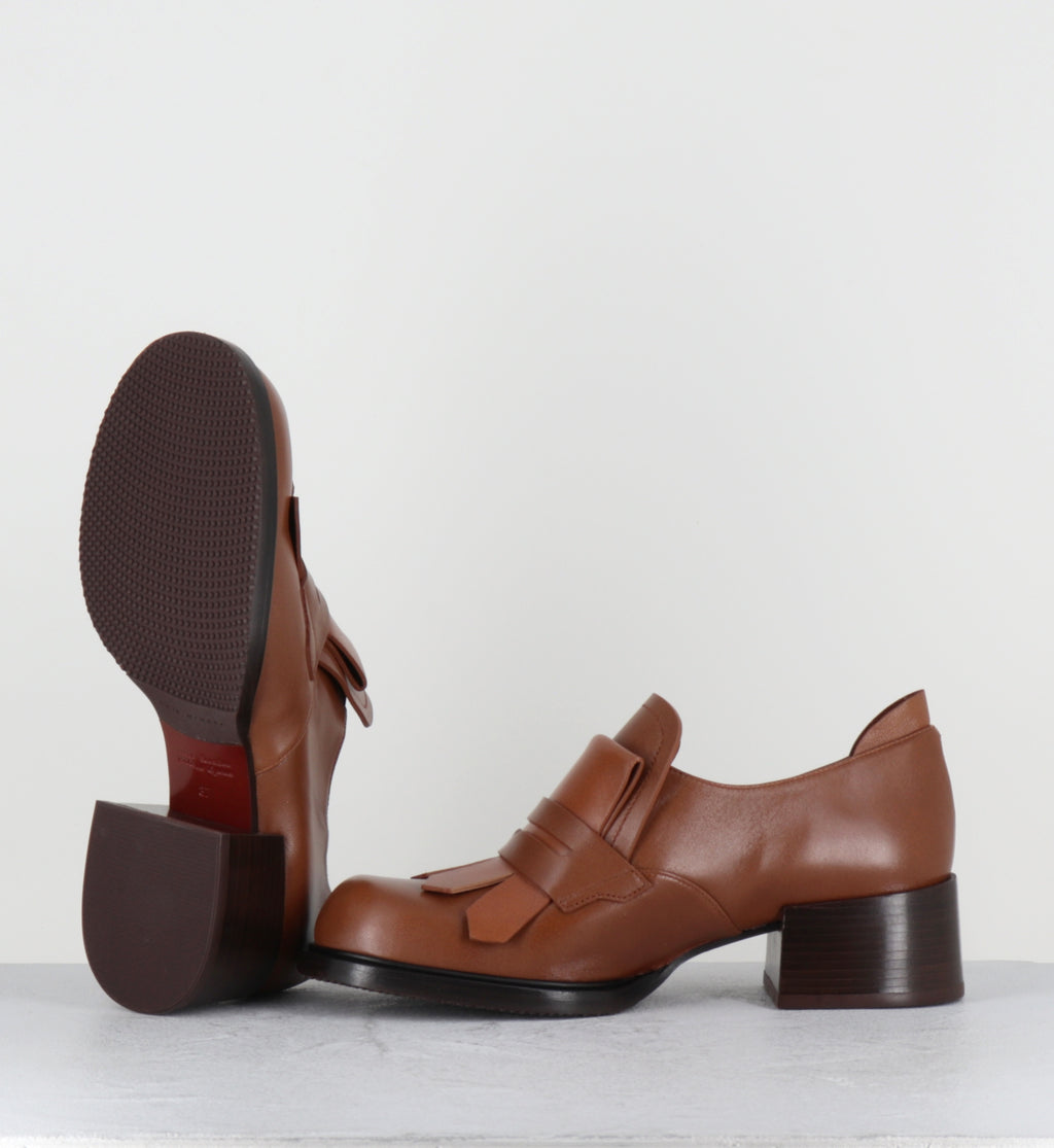 Mocassins à talon en cuir camel - XUDAI TALEU CUERO