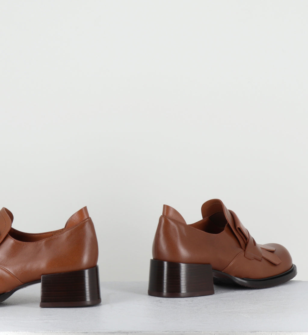 Mocassins à talon en cuir camel - XUDAI TALEU CUERO