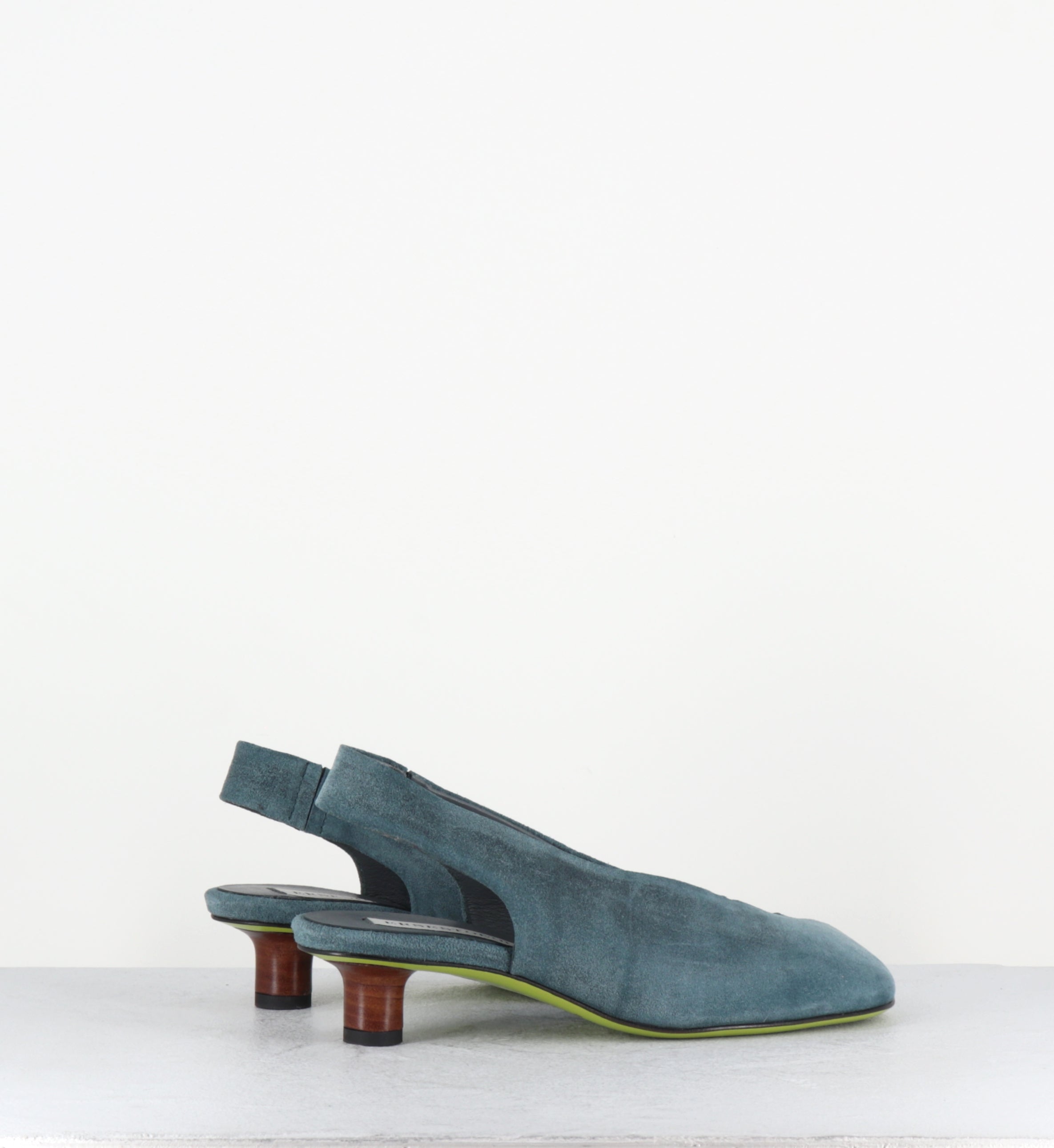 Escarpins slingback en daim bleu jean petit talon rouge - DLIN02 BAD CERULEO