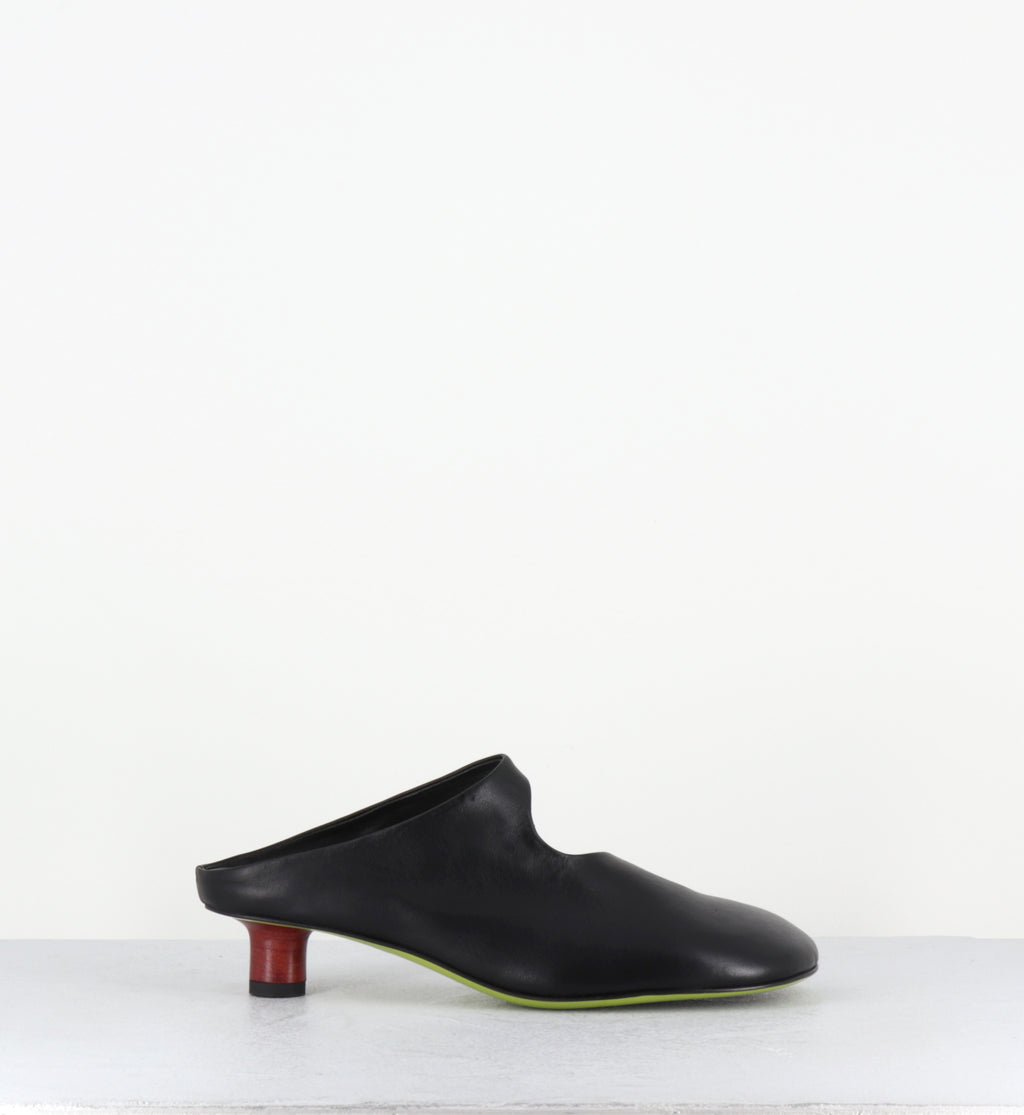 Mules en cuir noir asymétrique petit talon rouge - DLIN05 RIDA NERO