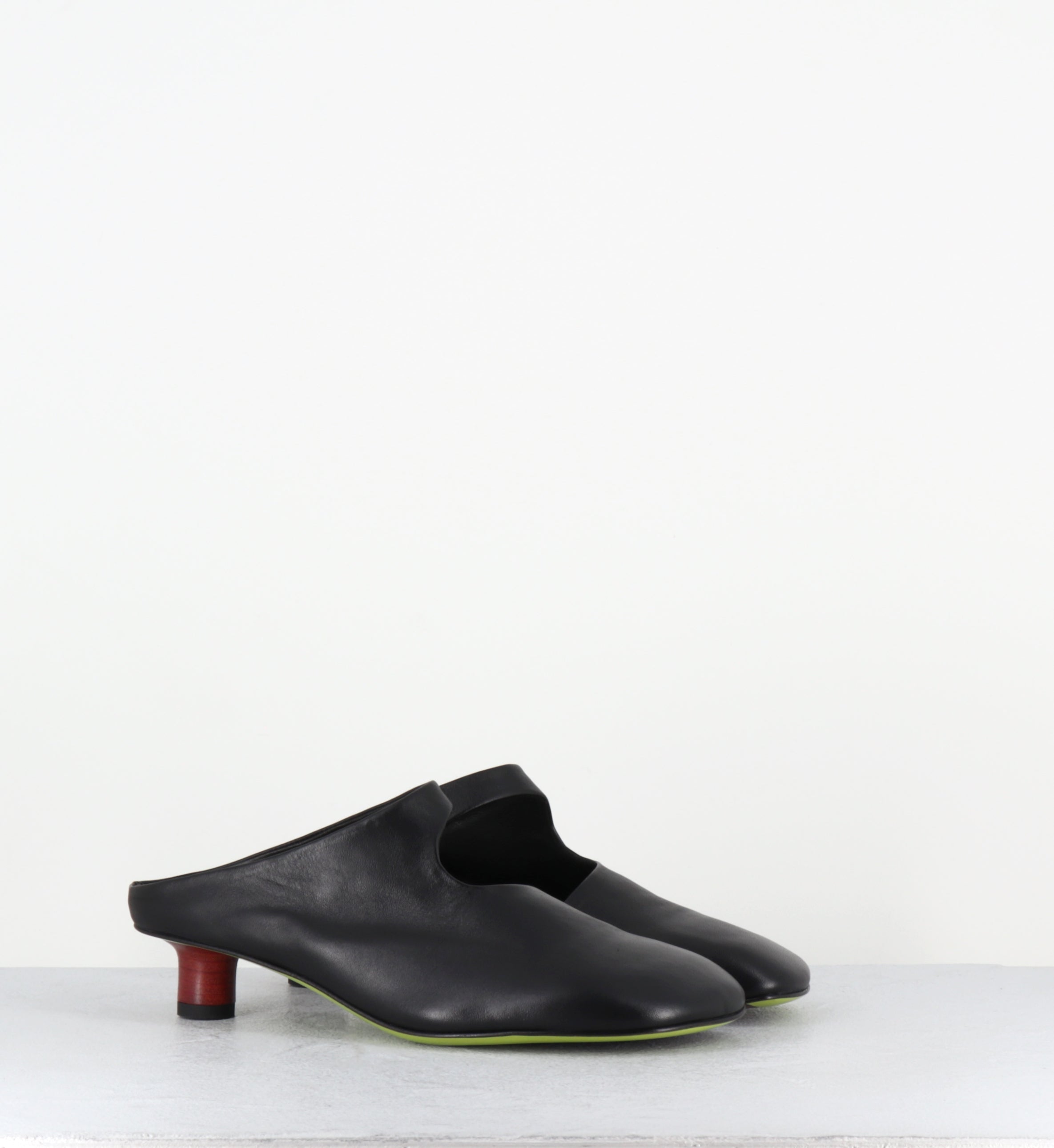 Mules en cuir noir asymétrique petit talon rouge - DLIN05 RIDA NERO