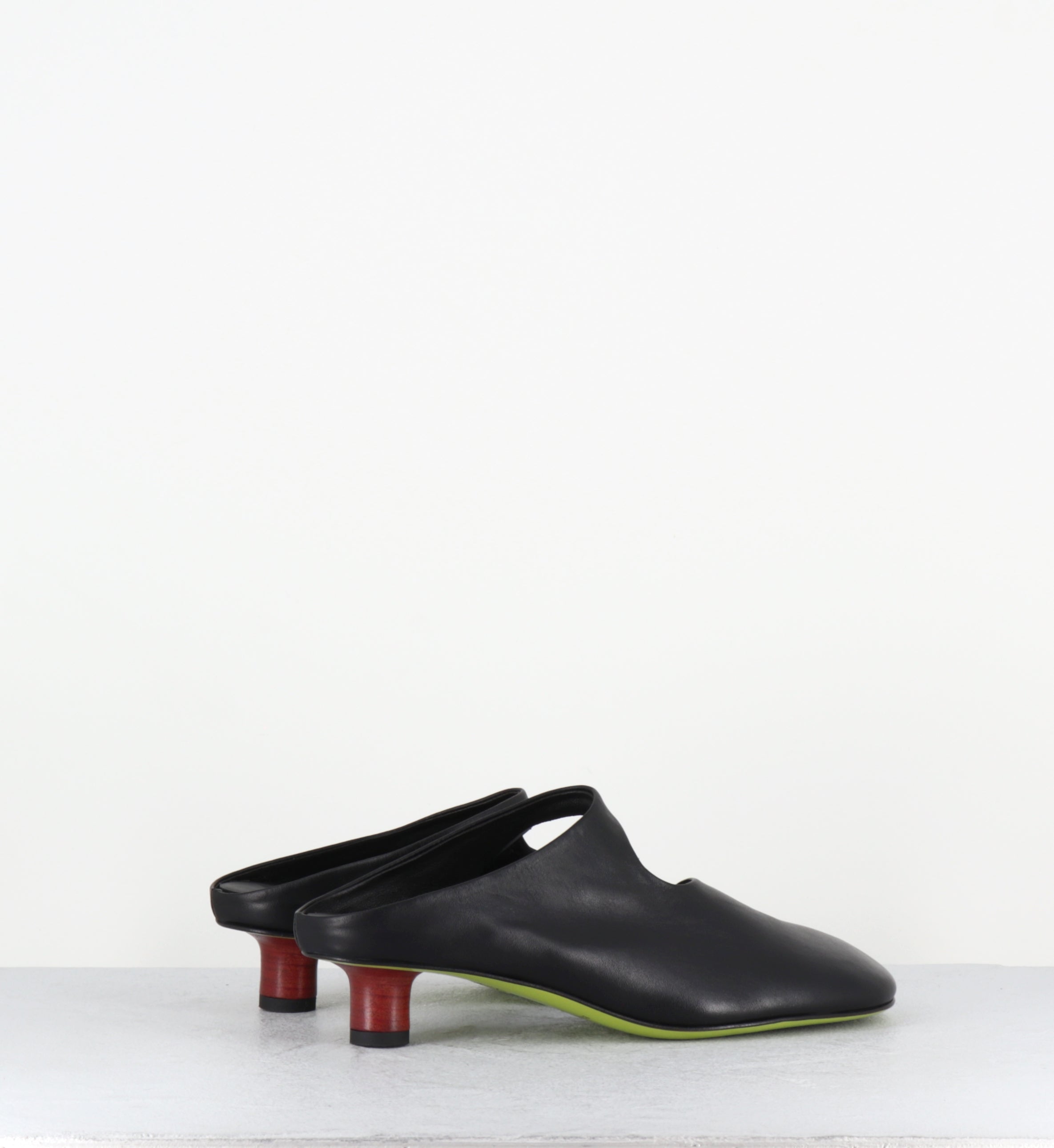 Mules en cuir noir asymétrique petit talon rouge - DLIN05 RIDA NERO