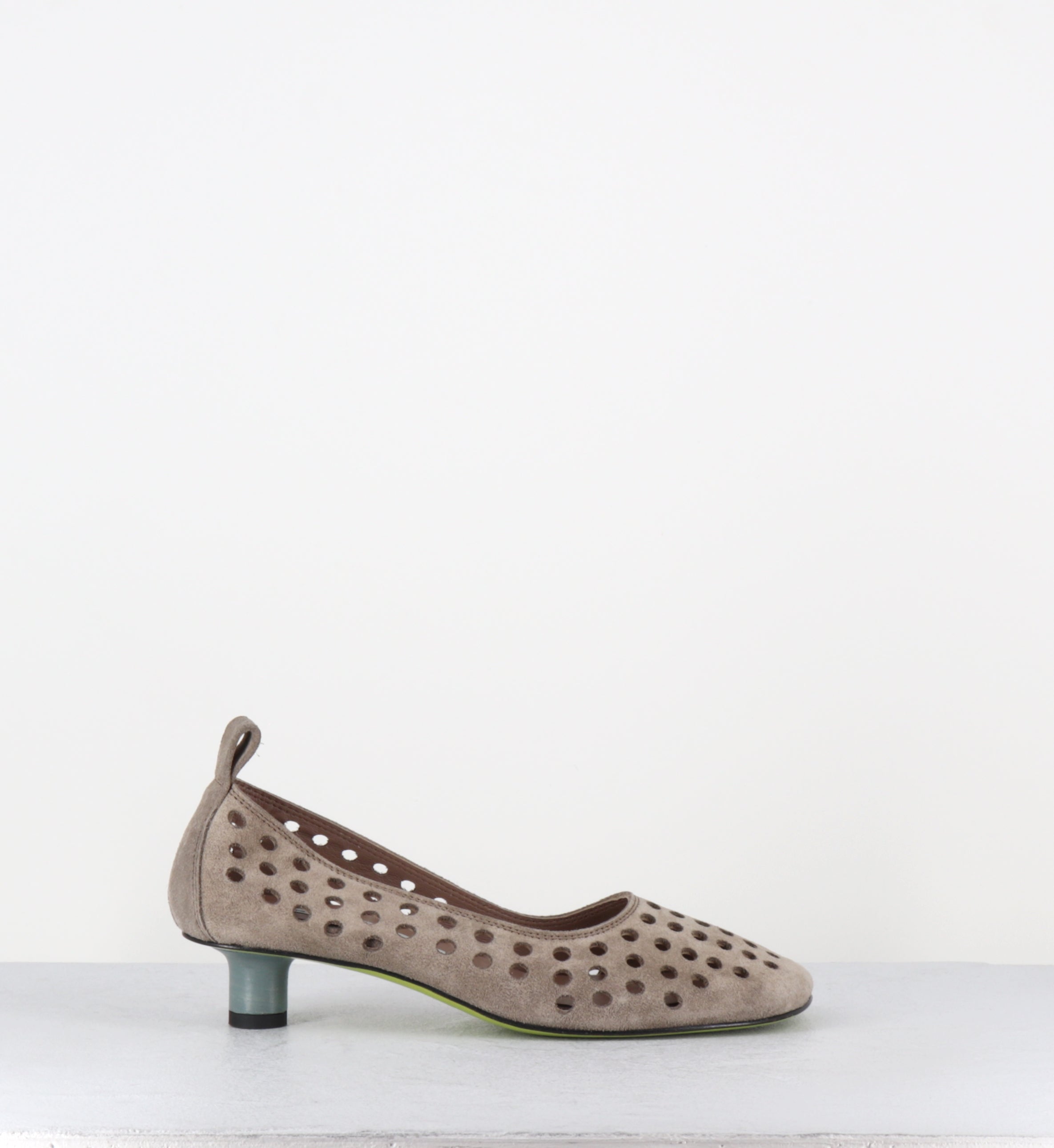 Escarpins en daim taupe ajouré petit talon bleu - DLIN06 VELOUR SASSO