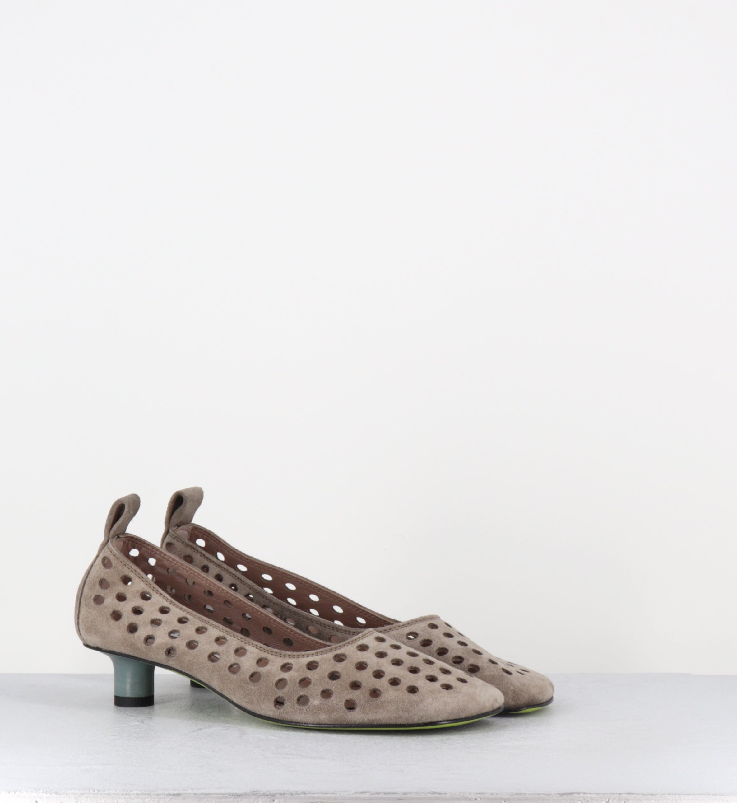 Escarpins en daim taupe ajouré petit talon bleu - DLIN06 VELOUR SASSO