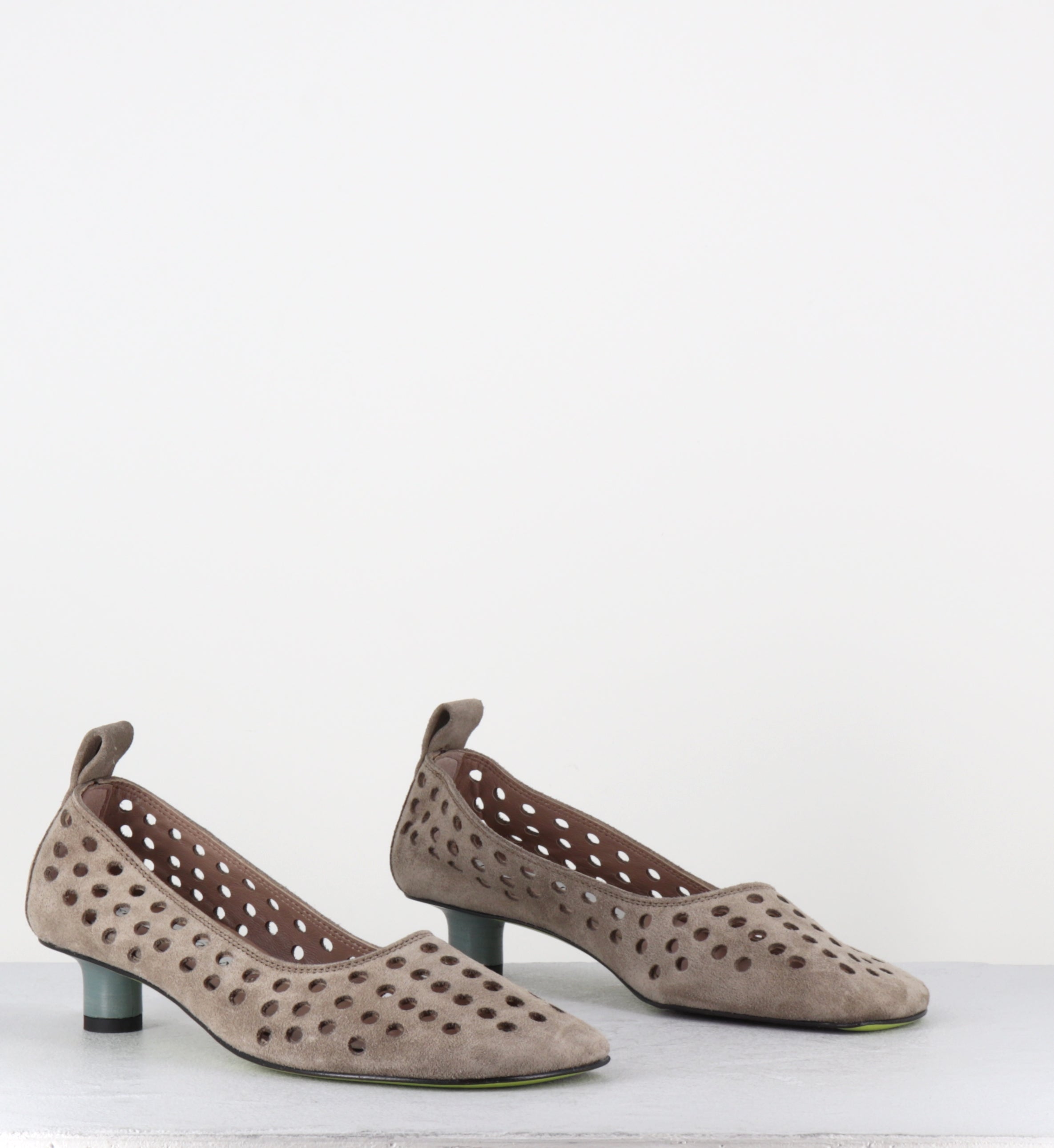 Escarpins en daim taupe ajouré petit talon bleu - DLIN06 VELOUR SASSO