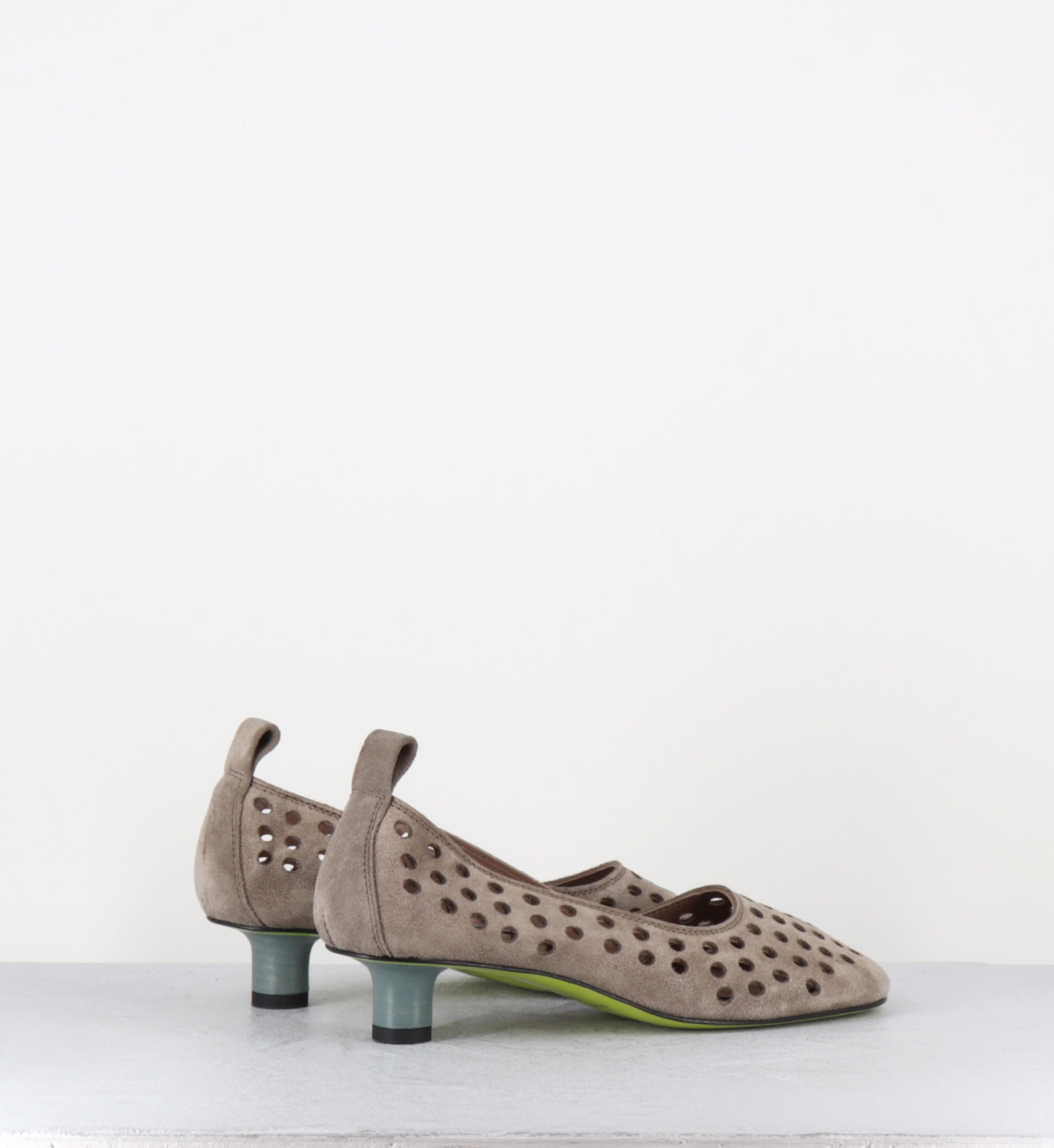 Escarpins en daim taupe ajouré petit talon bleu - DLIN06 VELOUR SASSO