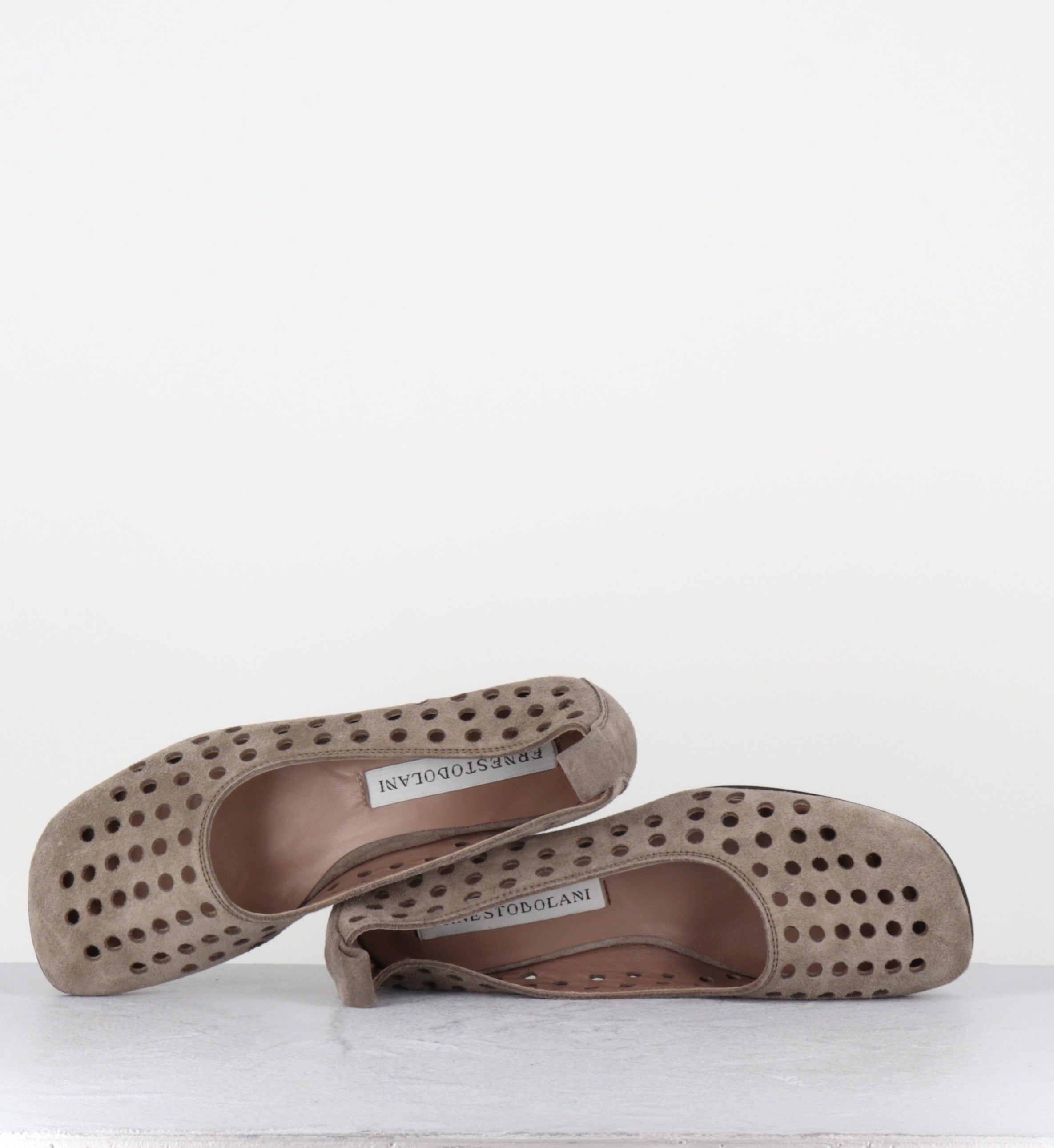 Escarpins en daim taupe ajouré petit talon bleu - DLIN06 VELOUR SASSO