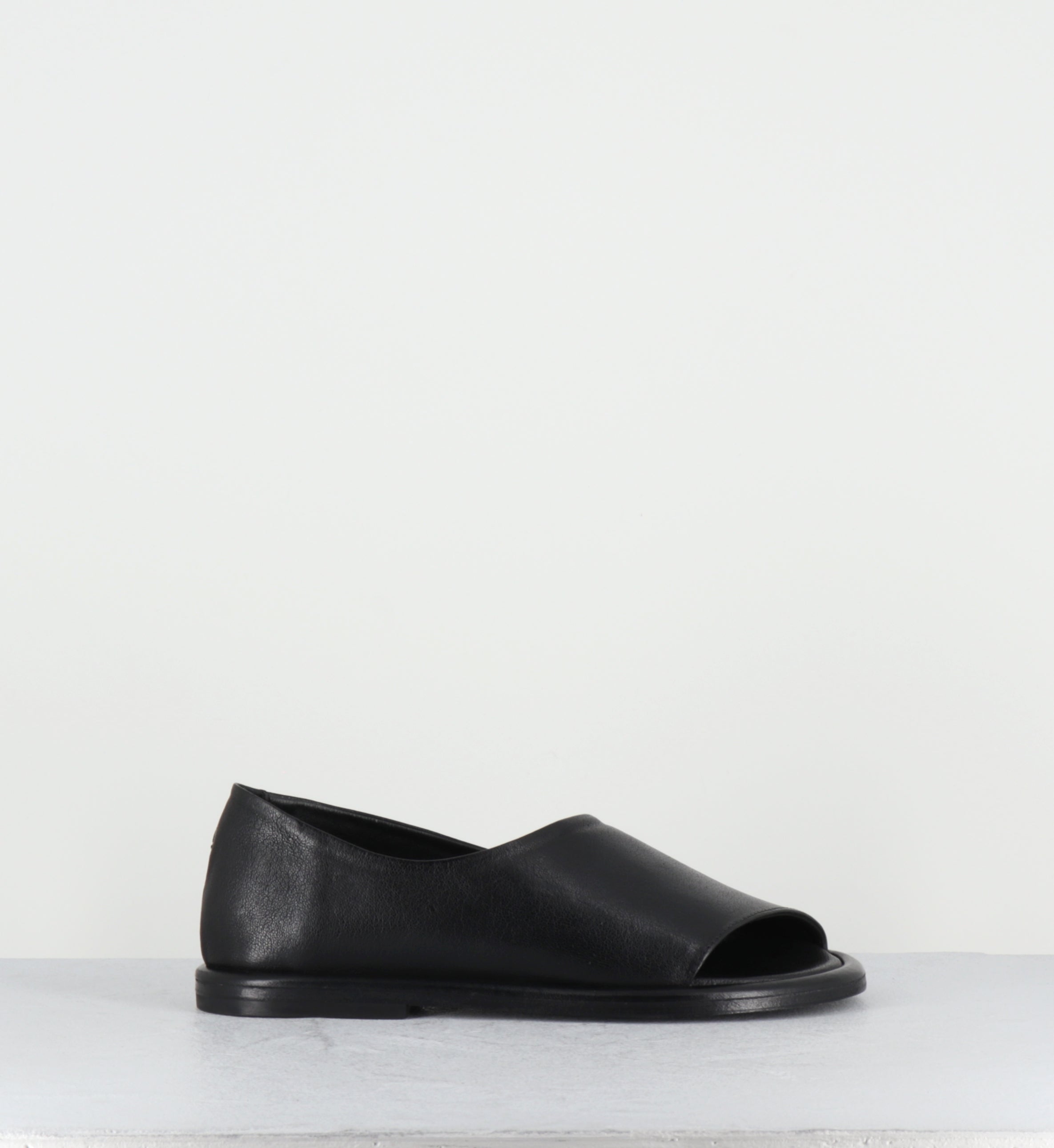Sandales plates en cuir noir minimalistes - STRILLONE GLOVE NERO