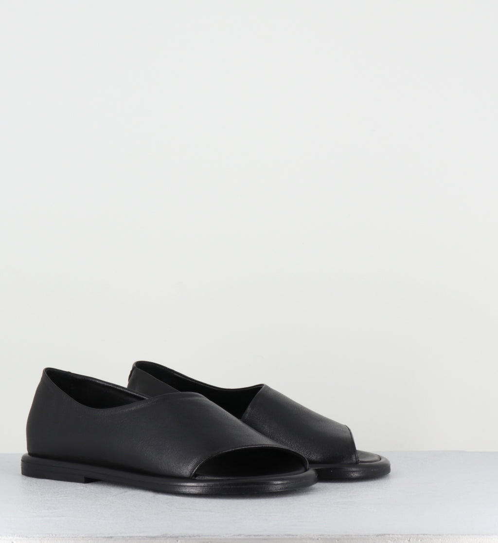 Sandales plates en cuir noir minimalistes - STRILLONE GLOVE NERO
