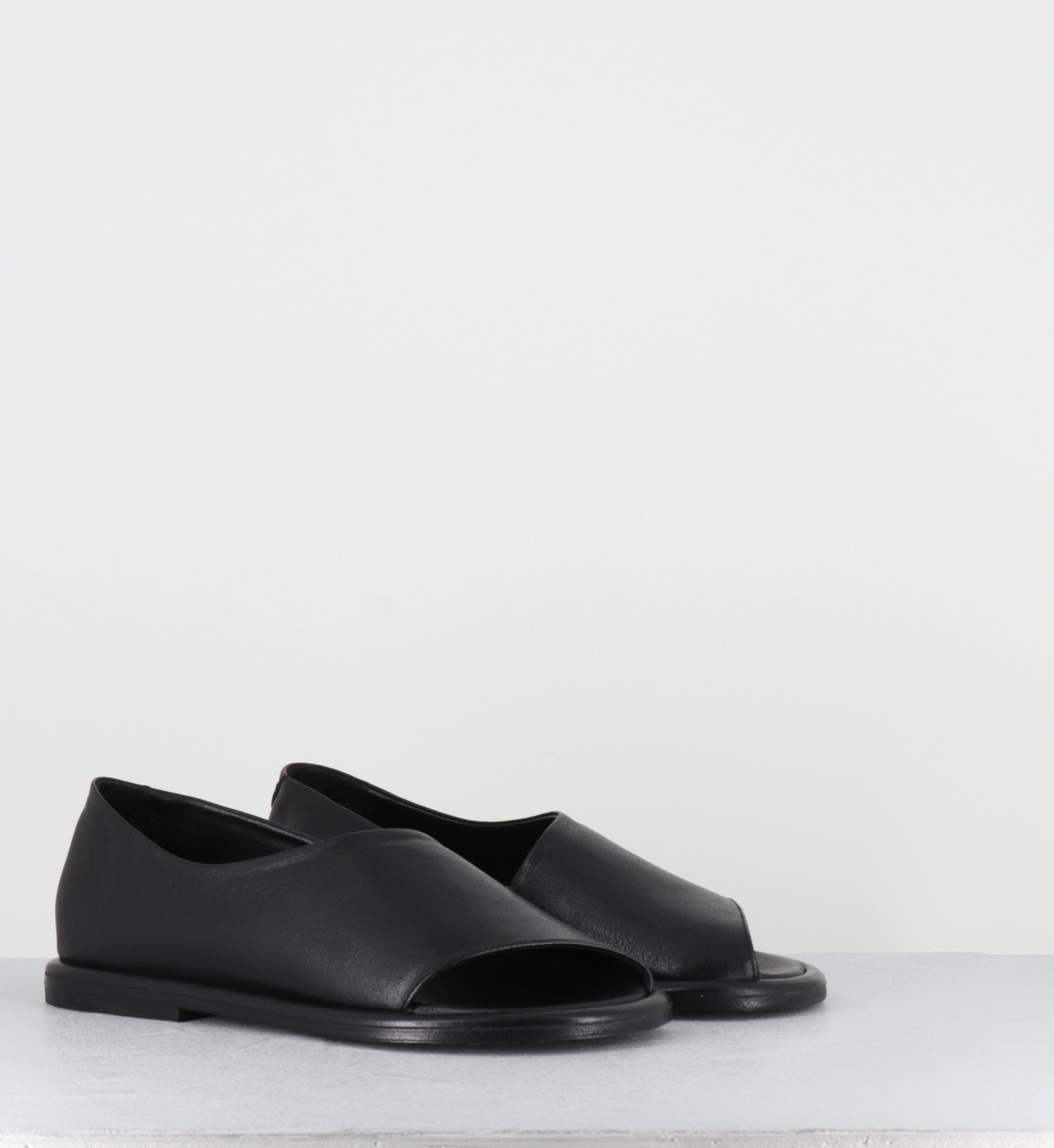 Sandales plates en cuir noir minimalistes - STRILLONE GLOVE NERO