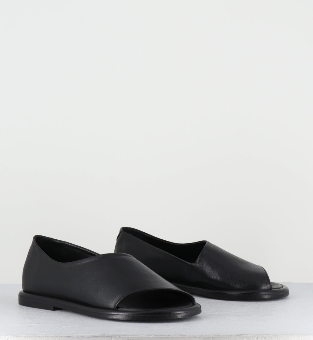 Sandales plates en cuir noir minimalistes - STRILLONE GLOVE NERO