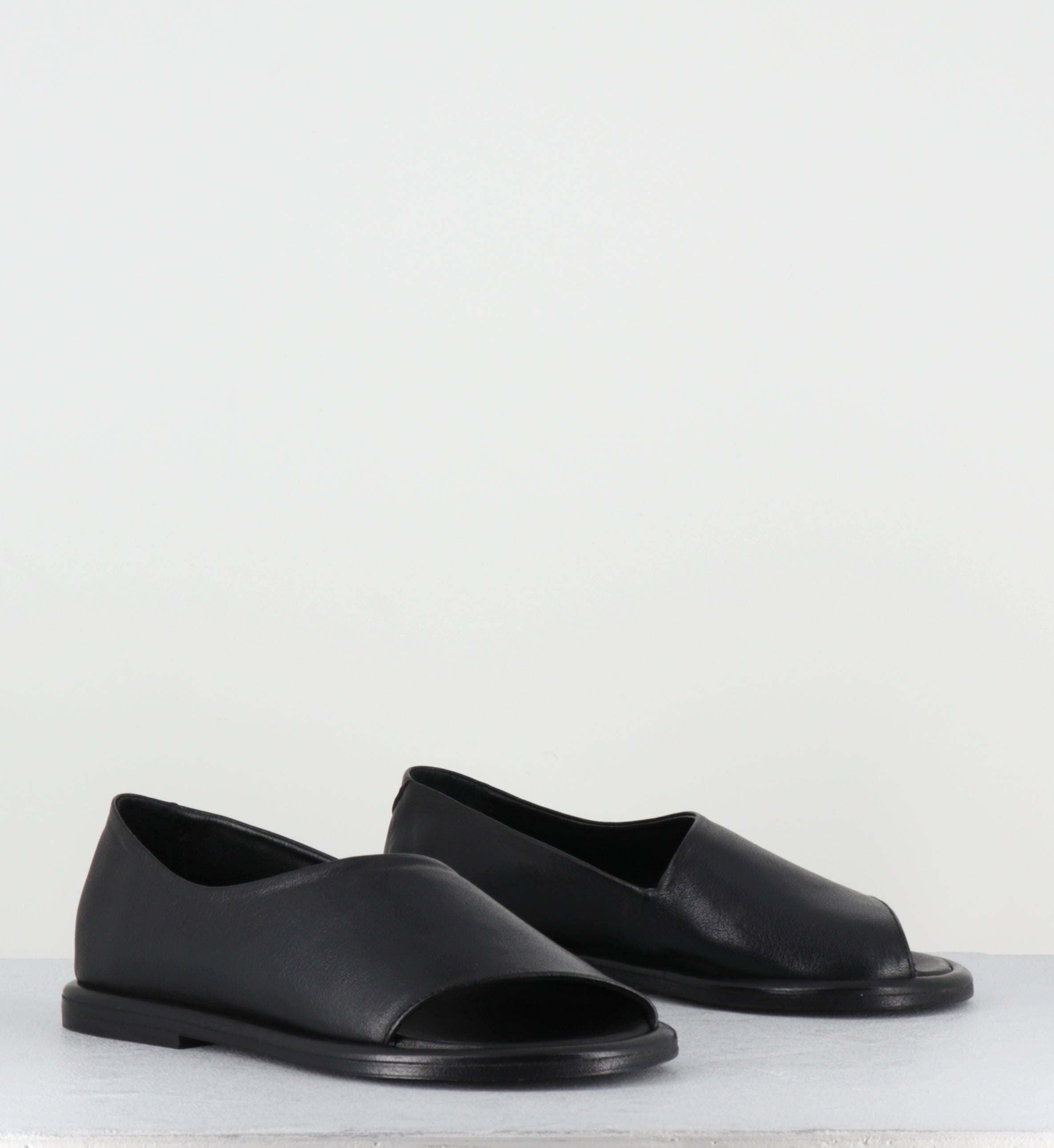 Sandales plates en cuir noir minimalistes - STRILLONE GLOVE NERO