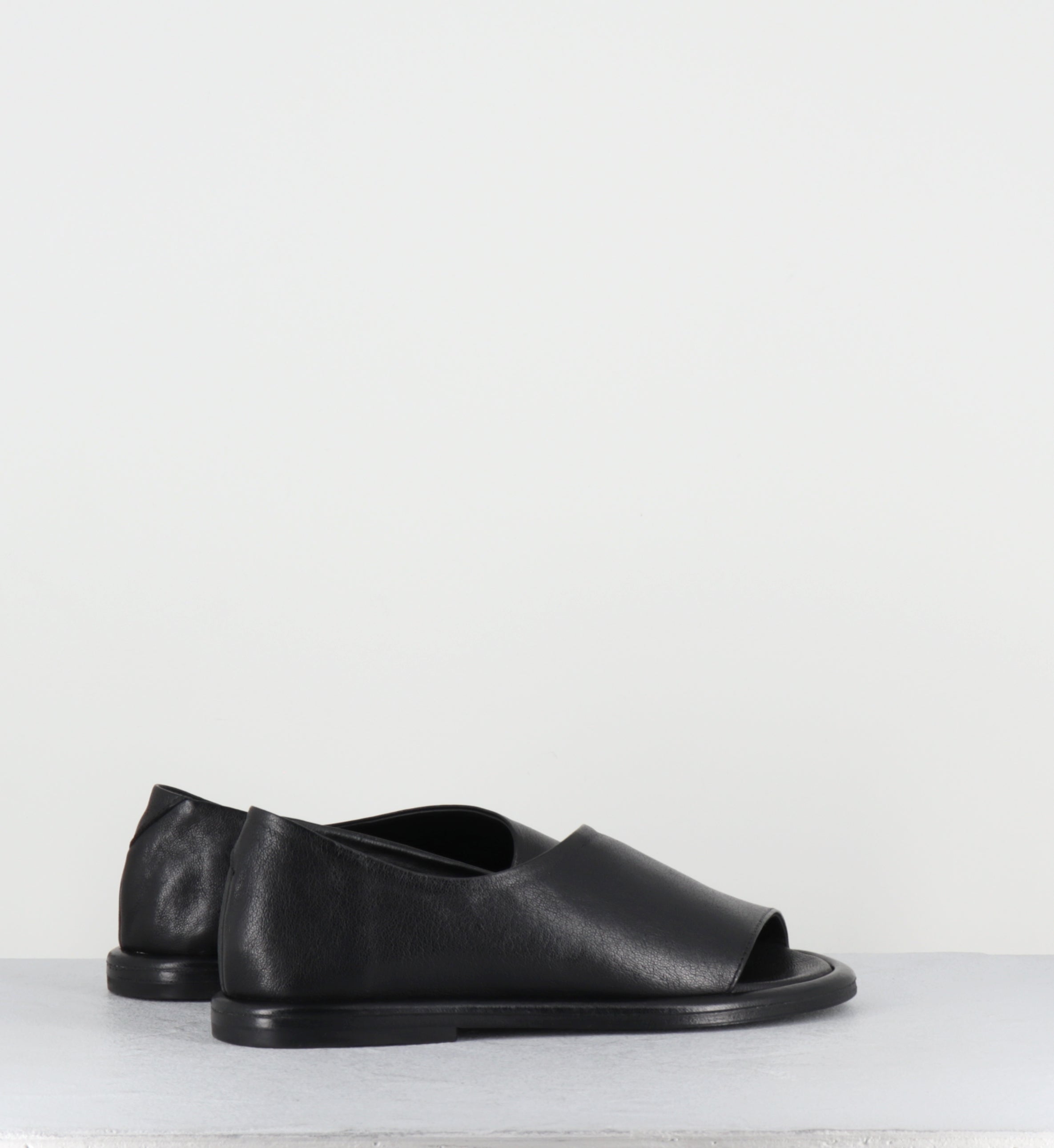 Sandales plates en cuir noir minimalistes - STRILLONE GLOVE NERO