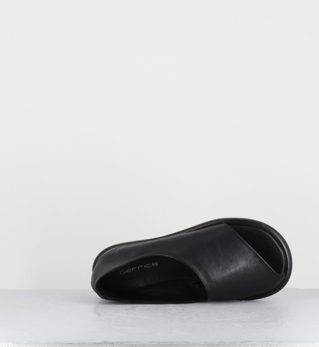 Sandales plates en cuir noir minimalistes - STRILLONE GLOVE NERO