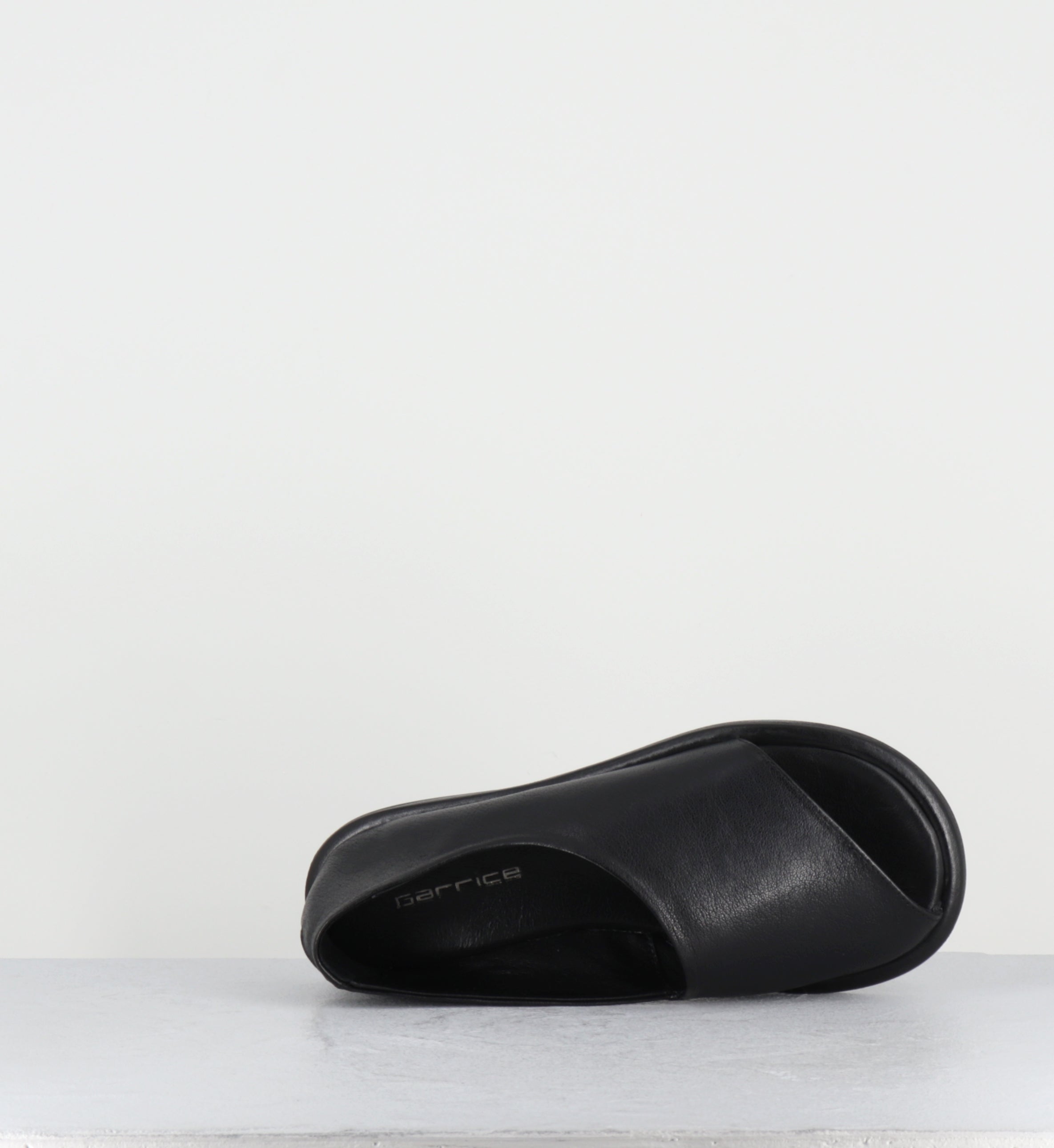 Sandales plates en cuir noir minimalistes - STRILLONE GLOVE NERO