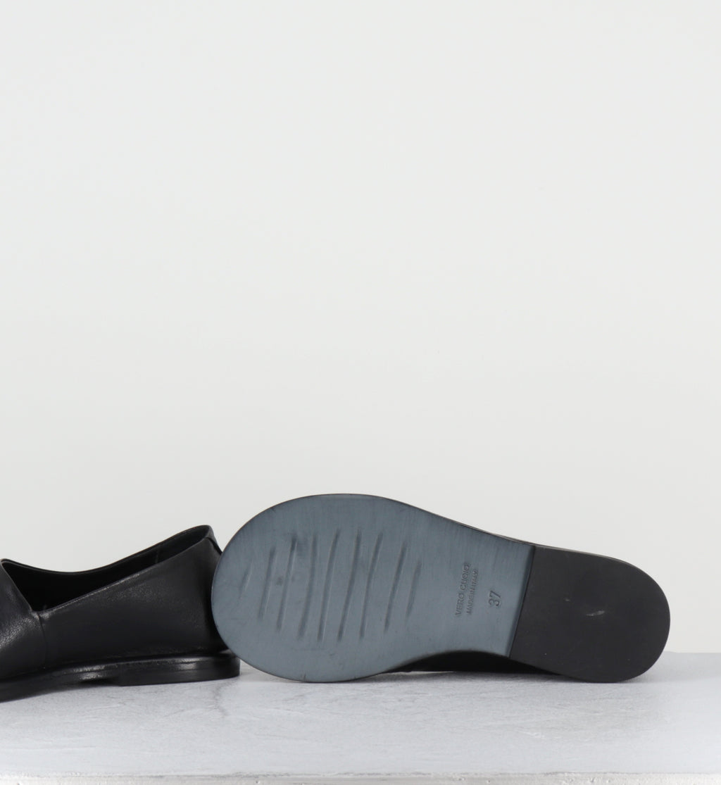 Sandales plates en cuir noir minimalistes - STRILLONE GLOVE NERO