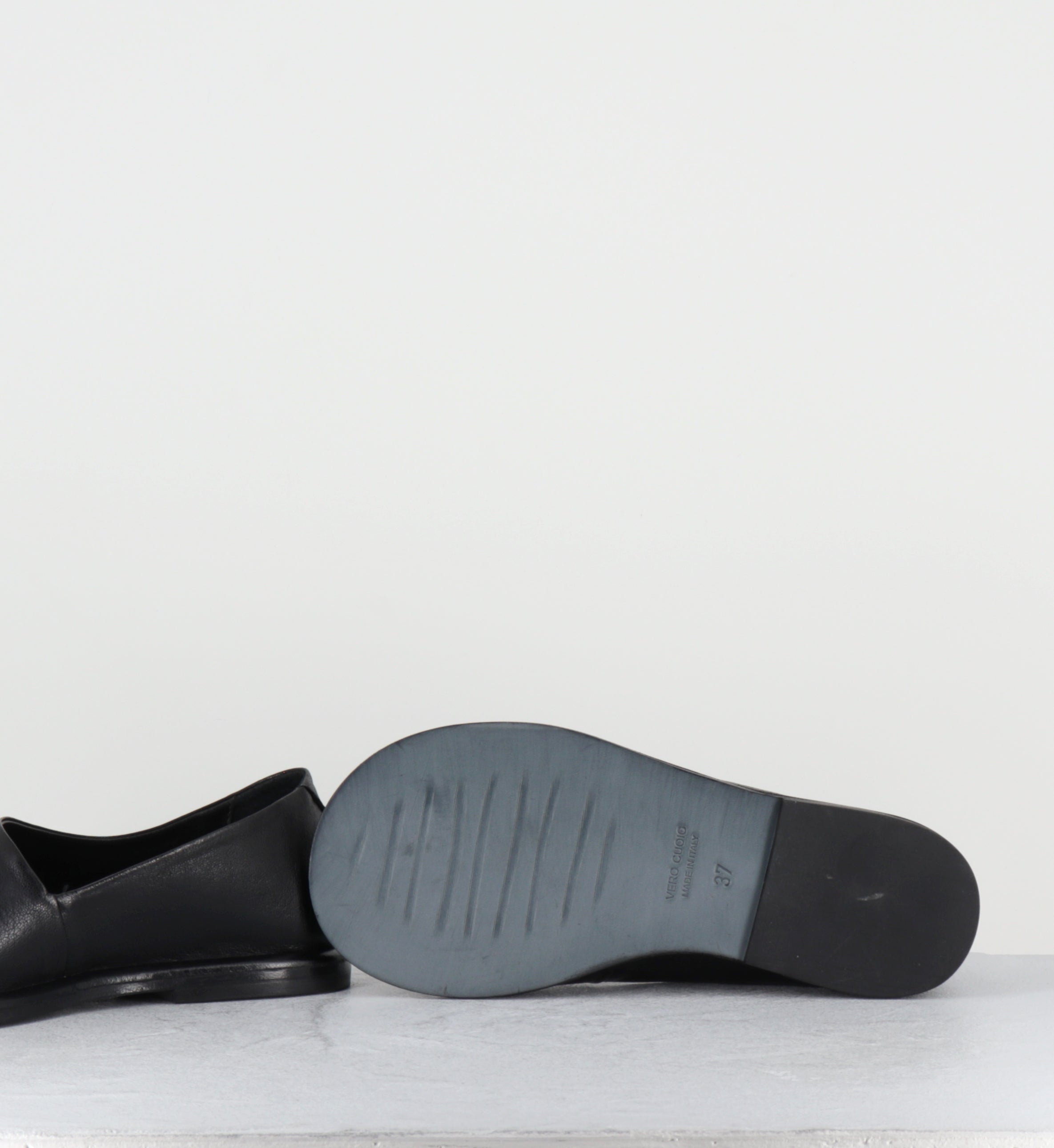 Sandales plates en cuir noir minimalistes - STRILLONE GLOVE NERO
