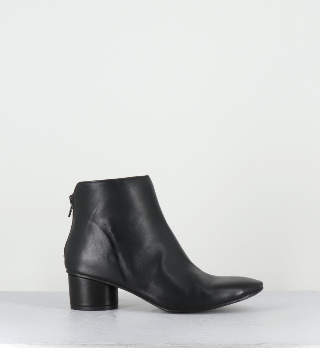 Bottines à talon en cuir noir souple - FAROU WEST NERO